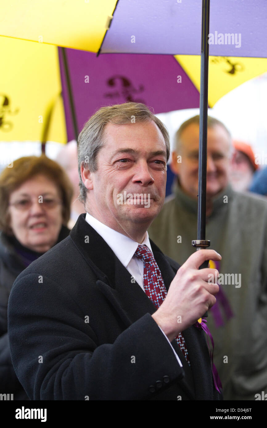 Eastleigh, Hampshire, Regno Unito. 9 febbraio 2013. Nigel Farage UK Independence Party Leader visite Eastleigh per incontrare gli elettori nel centro della città di Eastleigh prima della prossima consultazione elettorale locale che si terrà il 28 febbraio. Credito: Jeff Gilbert / Alamy Live News Foto Stock