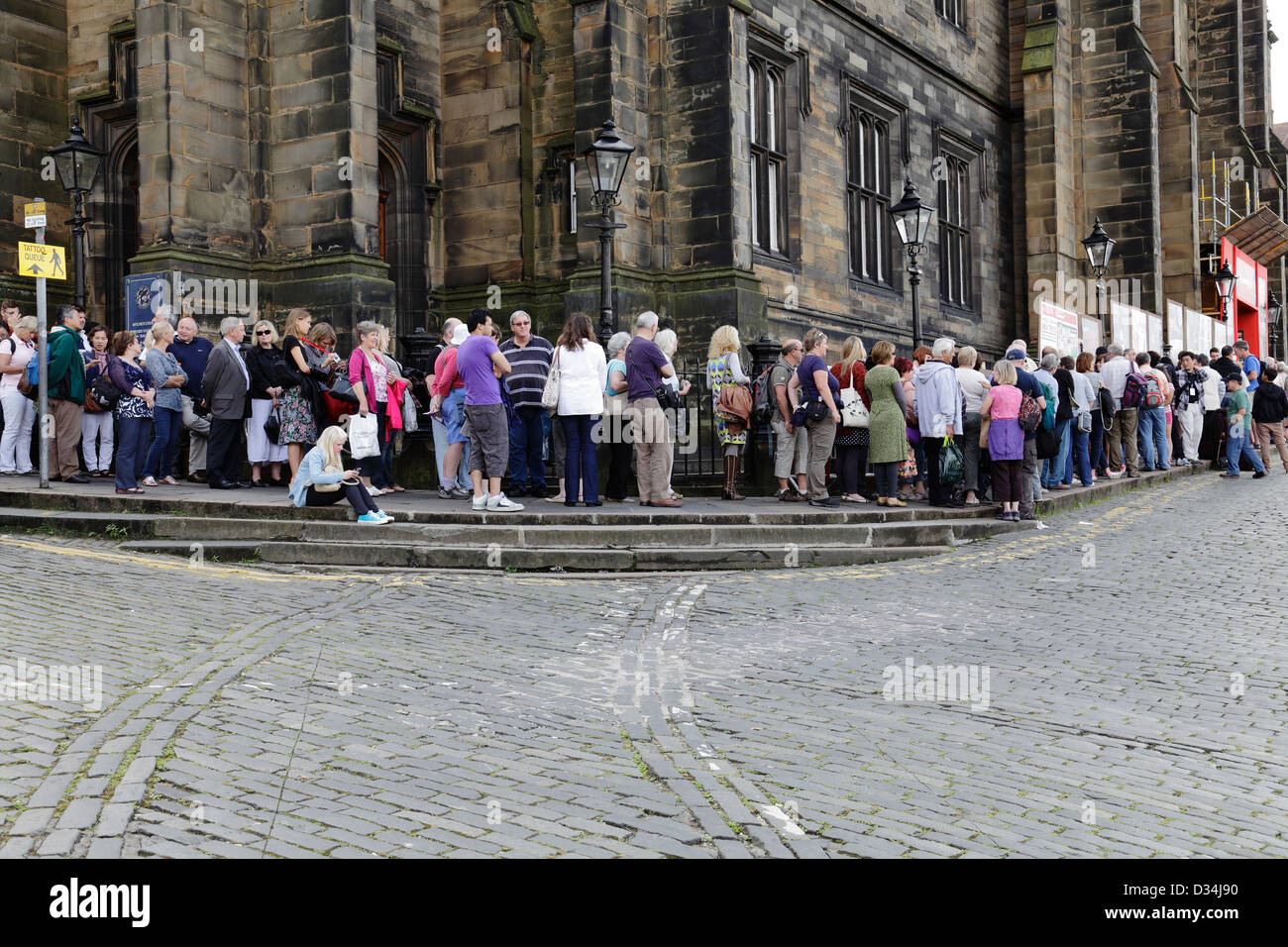 Persone che si accodano all'Assembly Hall di Mound Place durante l'Edinburgh Festival Fringe, Scozia, Regno Unito Foto Stock