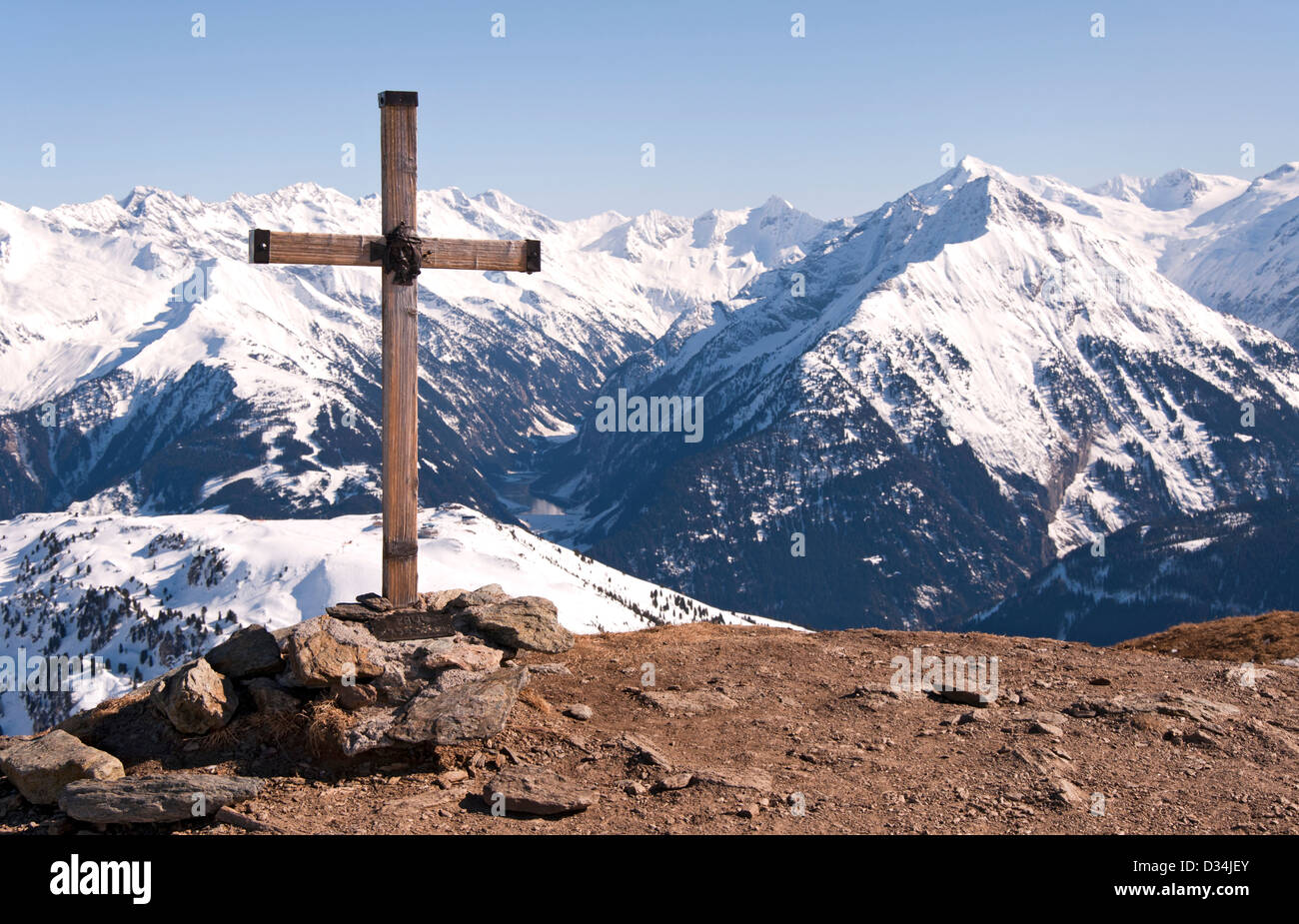 Croce di legno con la testa di Gesù Cristo nelle Alpi dello Zillertal in Austria Foto Stock