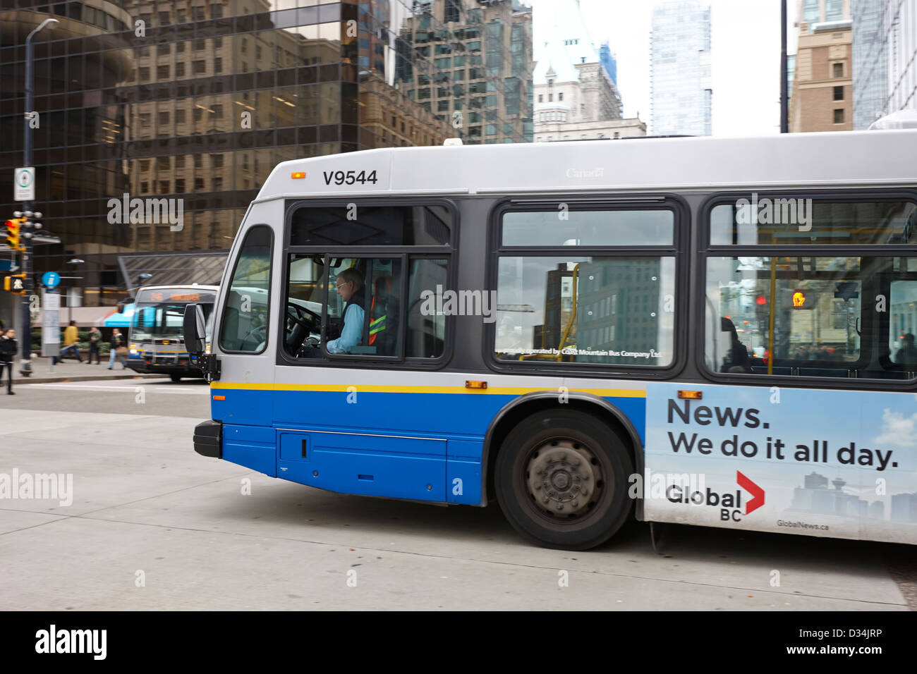 Il conducente del bus bus guida lungo granville street downtown Vancouver BC Canada deliberata di sfocatura del movimento Foto Stock