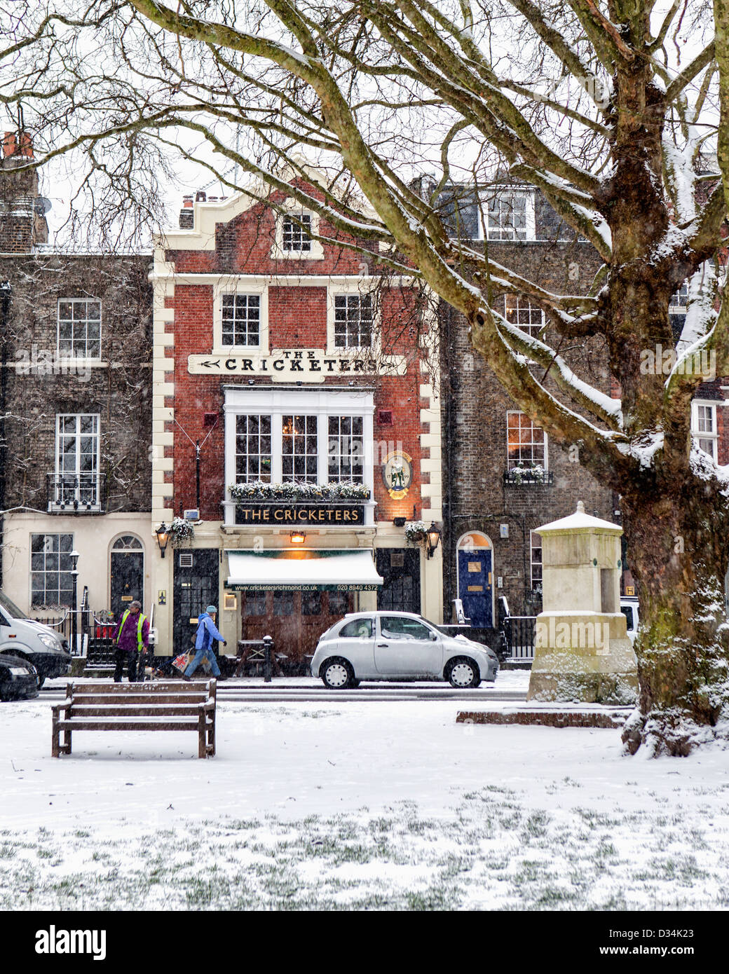 Il Il Cricketers - un tipico pub inglese in Richmond green durante un inverno neve caduta Richmond upon Thames, Surrey<REGNO UNITO Foto Stock