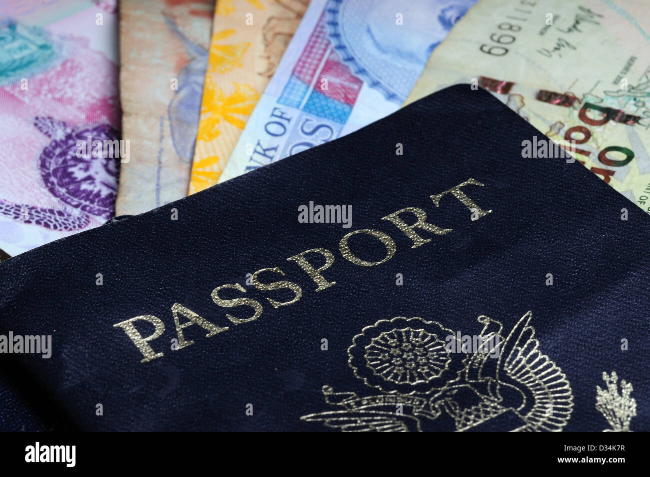 Un viaggiatore internazionale concetto con soldi stranieri, valuta e un passaporto Foto Stock