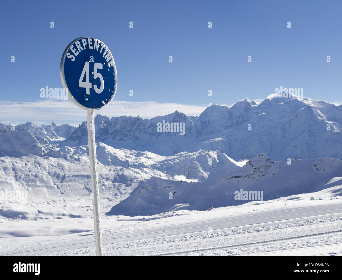 Vista dal blu eseguito su Les Grandes Platieres in Le Grand Massif ski area di nevato Mont Blanc e montagne nelle Alpi francesi. Flaine Francia Foto Stock