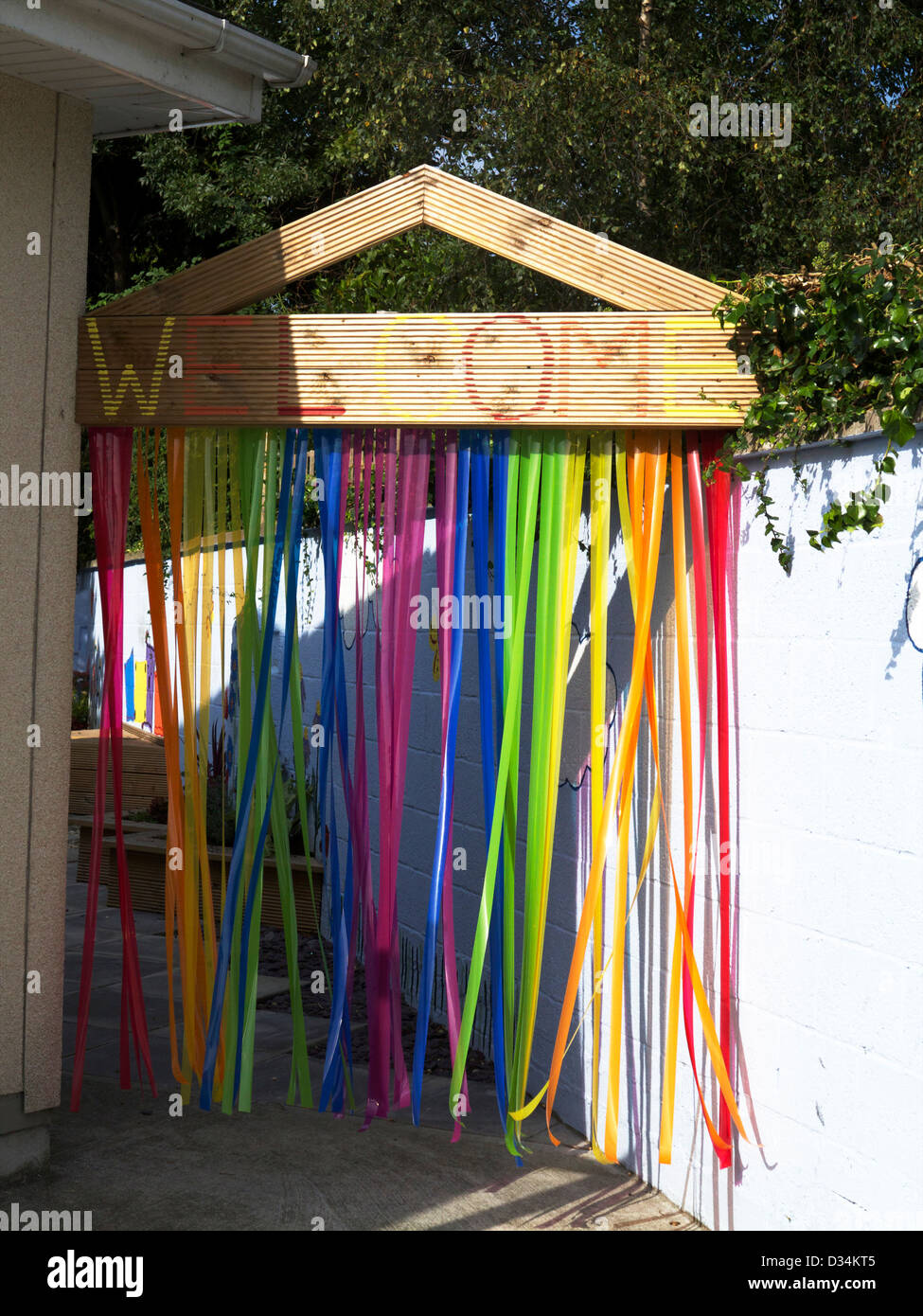 Tassles colorati su un segno di benvenuto per una scuola Foto Stock