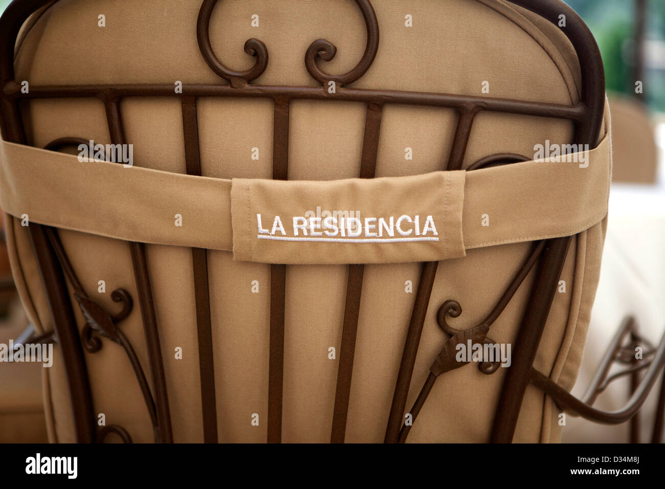 La parte posteriore schienale di una sedia sulla terrazza dell'esclusivo boutique Belmond La Residencia Hotel in Mallorca Foto Stock