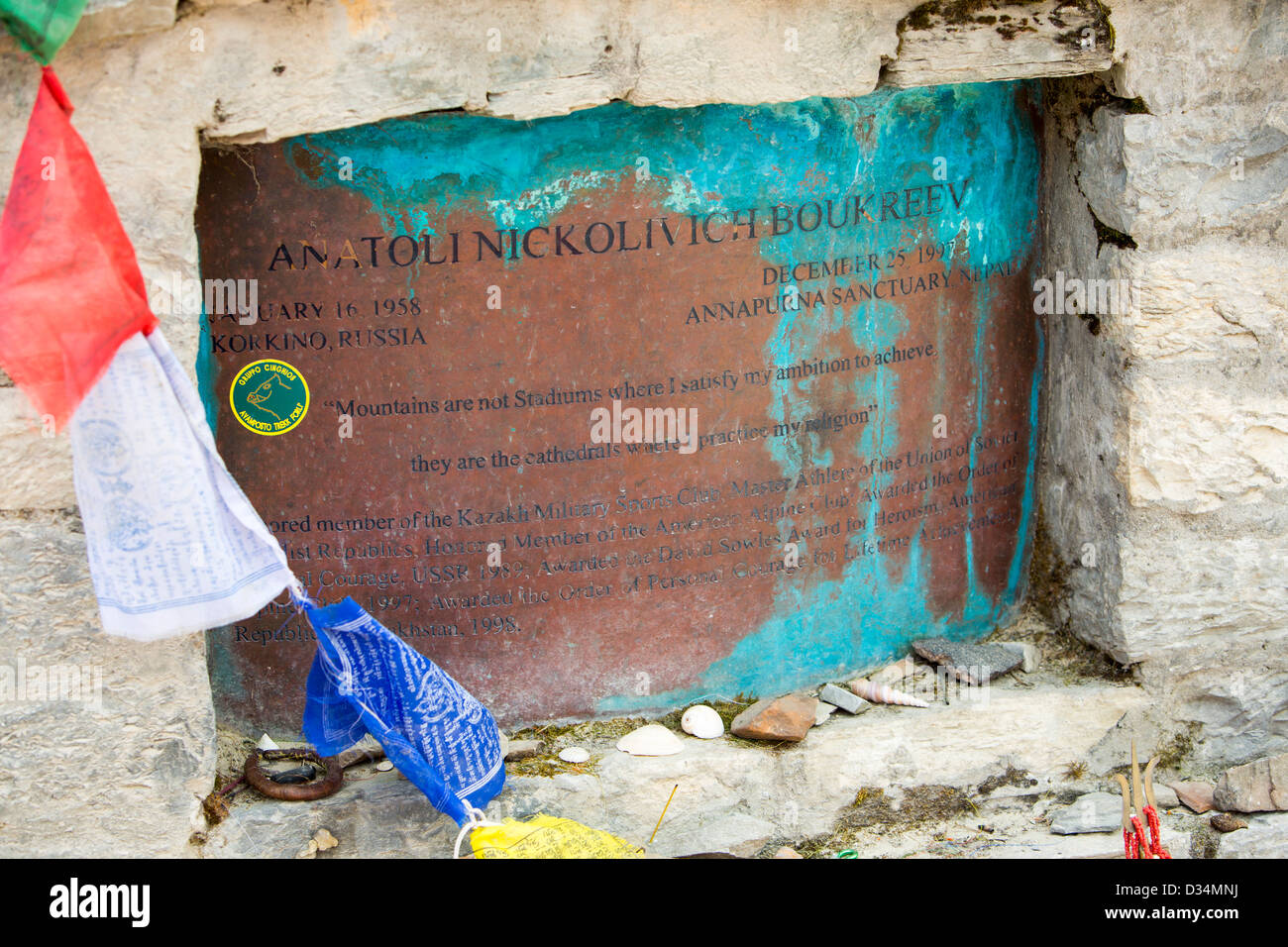 Un memoriale di Anatoli Boukreev Nikoliavich a Annapurna campo base a 4130 metri di fronte Annapurna Vertice Sud, Foto Stock