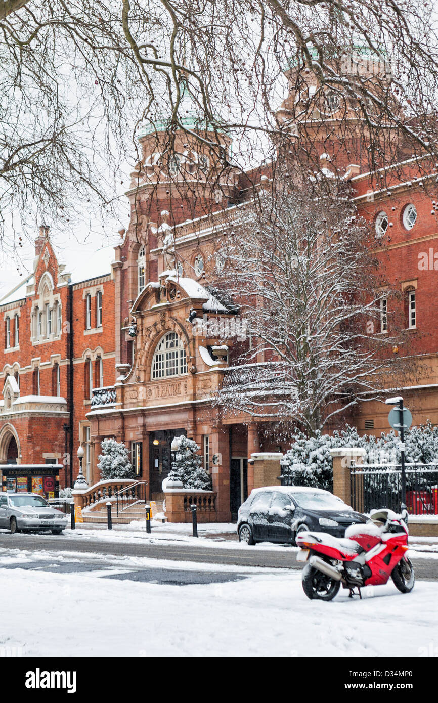 Richmond Theatre - edificio storico e Esterno facciata dopo un inverno neve caduta - Richmond upon Thames, Surrey Foto Stock