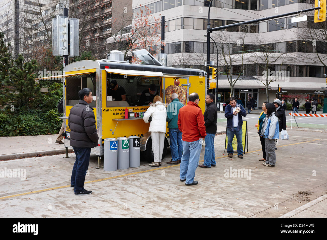 Persone queueing medio orientale e kebab cibo halal carrello Vancouver BC Canada Foto Stock