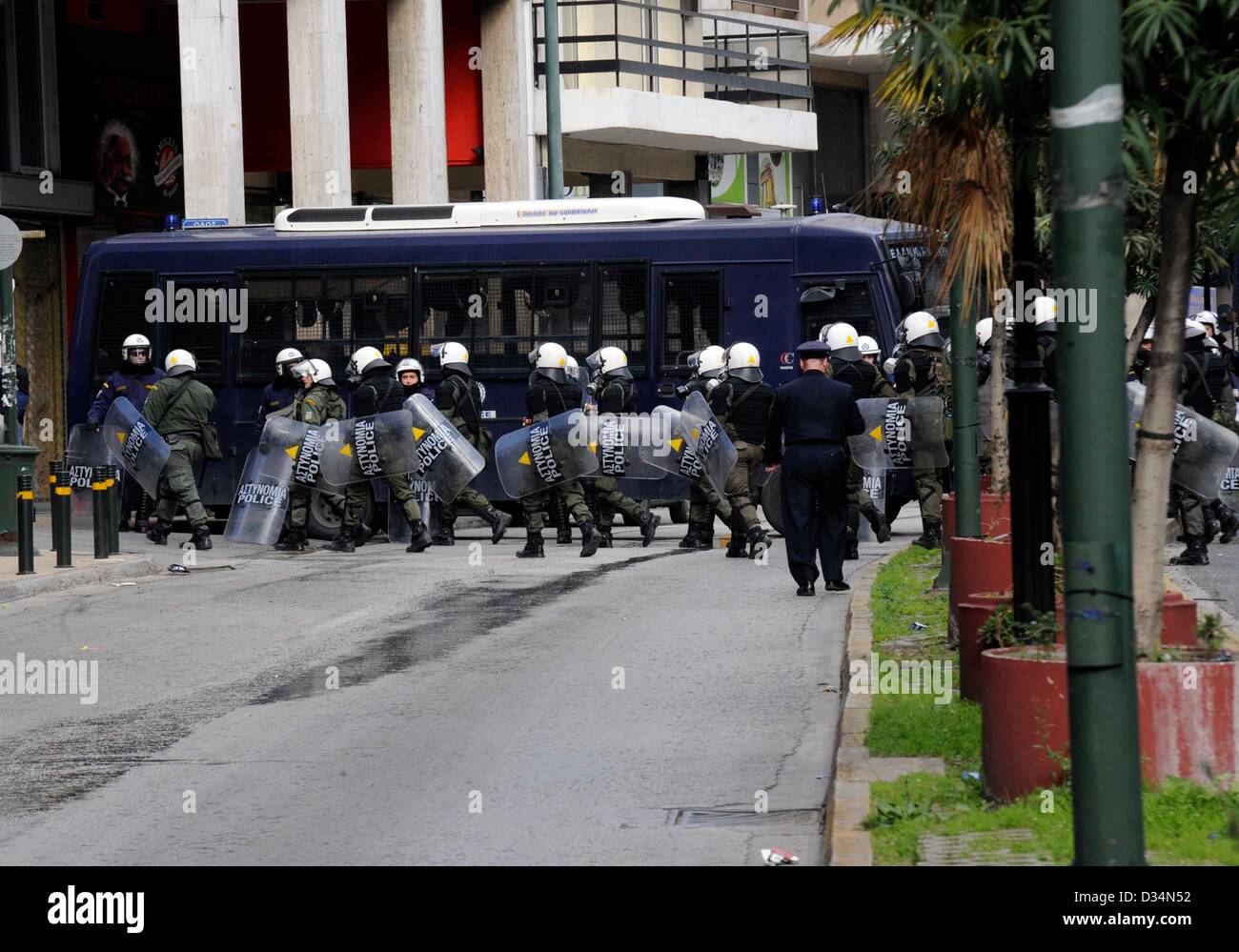 Atene, Grecia. 9 febbraio 2013. Una linea di polizia durante un antifascista di protesta nel distretto Ambelokipi, Atene, Grecia su 09.02.2013. I dimostranti protestano contro l'apertura di un nuovo ufficio del partito di estrema destra "Golden Dawn' che si trova nel viale Mesogion nel distretto Ambelokipi, Atene, Grecia. Foto: Giorgos Nikolaidis/ Alamy Live News Foto Stock