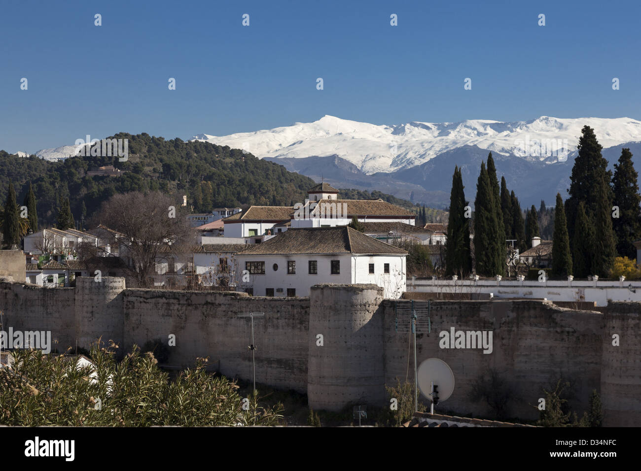 Vista su Granada dalla Torre de la Vela torre di avvistamento in Alcazaba, all'Alhambra Spagna Foto Stock