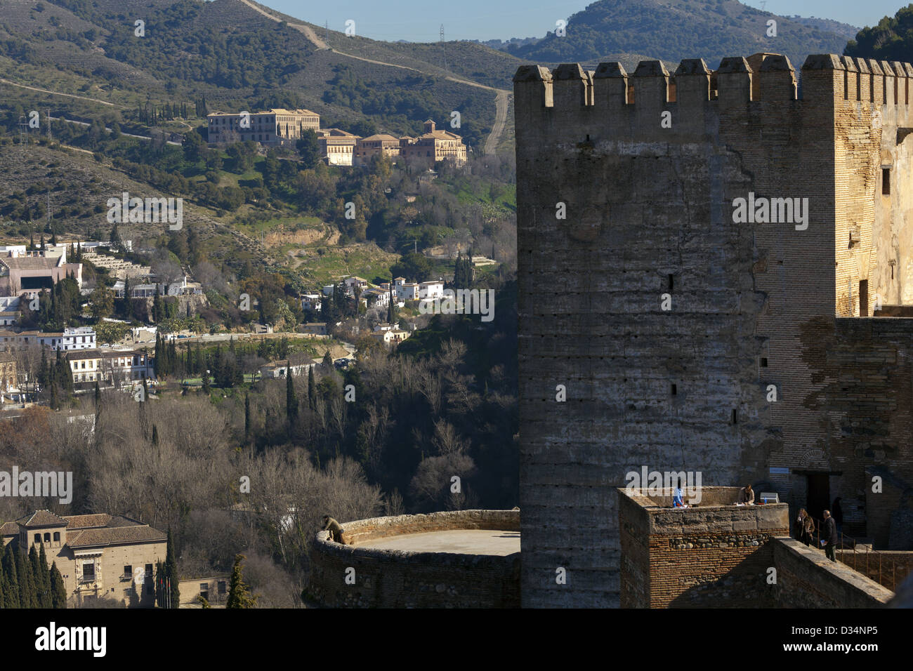 I turisti torre di Torre del Homenaje a la Alhambra di Granada la Alcazaba. Foto Stock