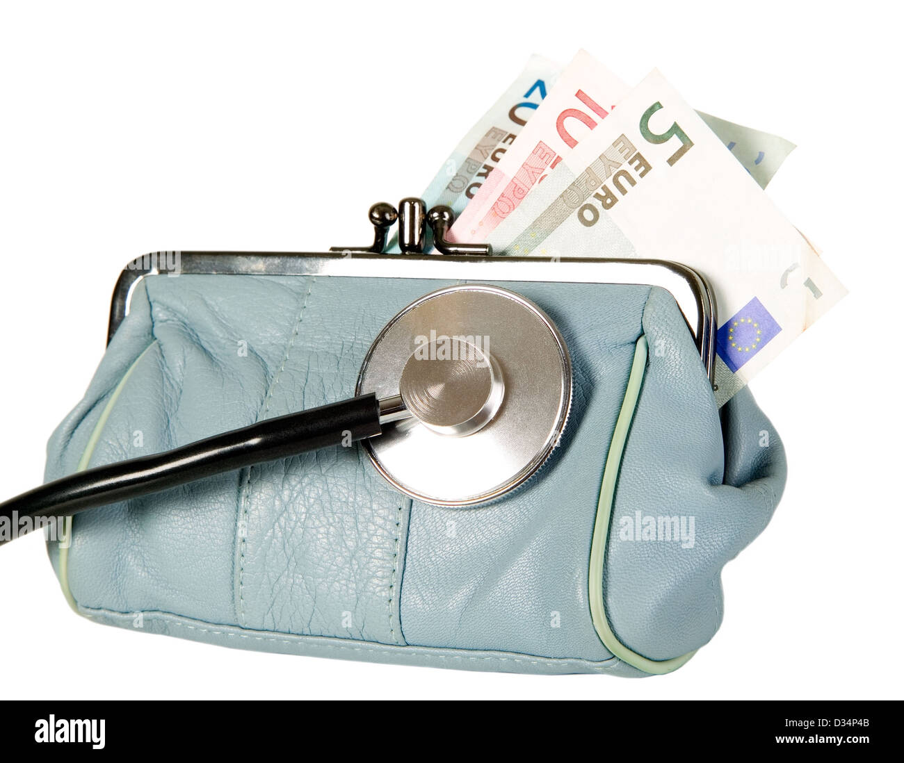 Una medicina stetoscopio è giacente sulla borsa blu con il denaro Foto Stock