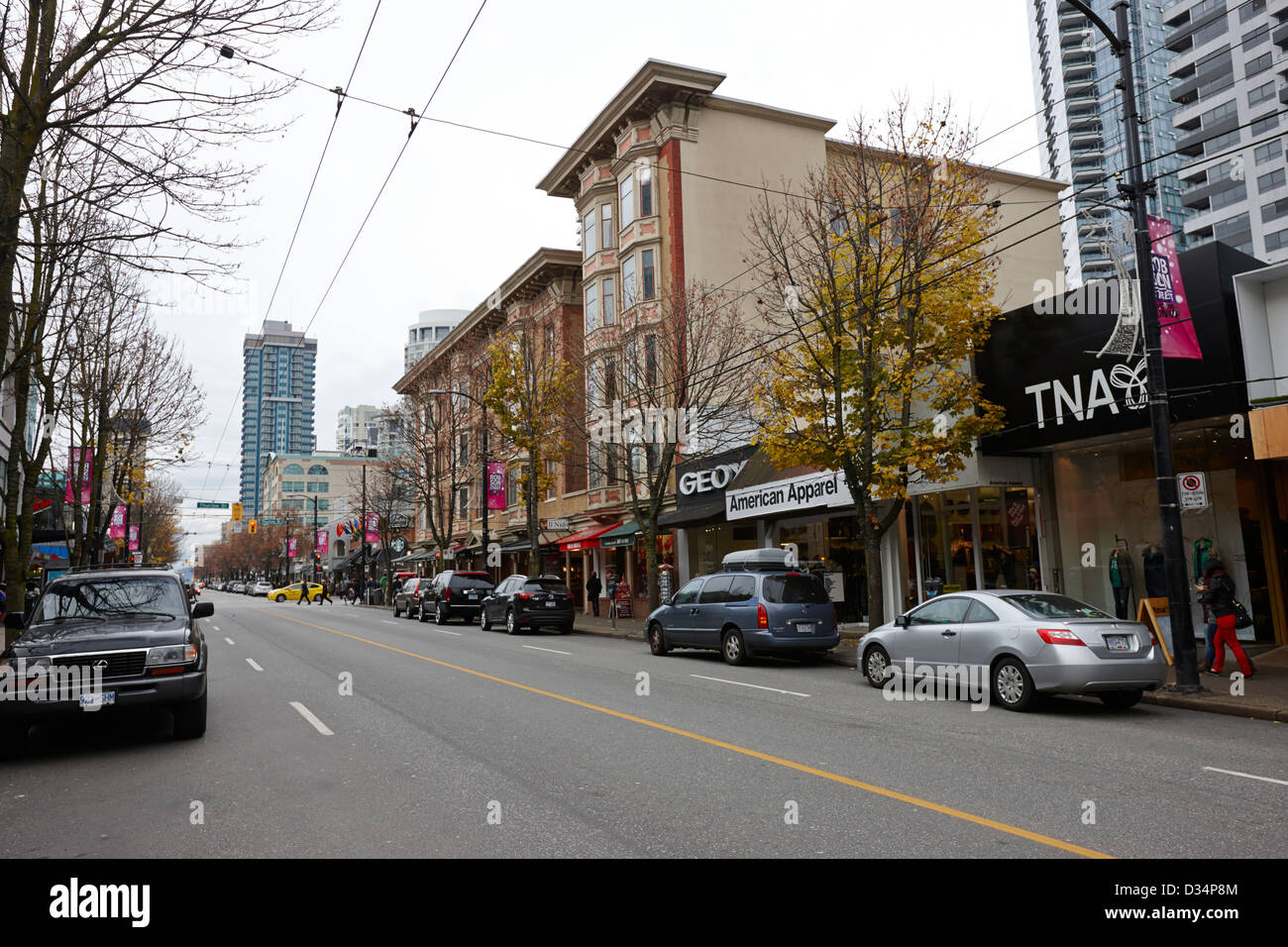 Guardando lungo Robson street area dello shopping di Vancouver BC Canada Foto Stock