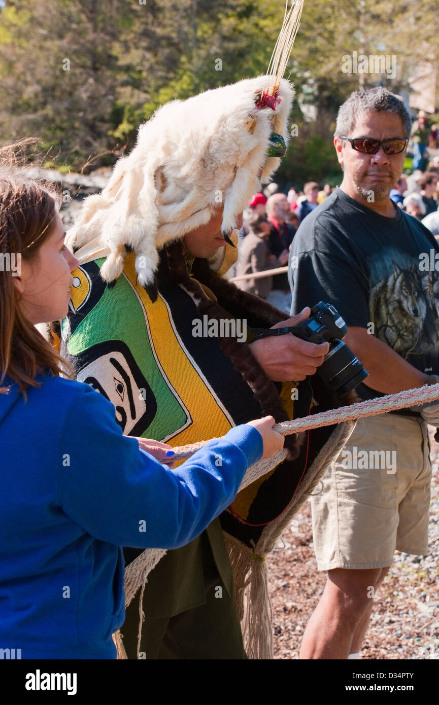 Ai partecipanti locali e Tom giocare in regalia in totem pole il sollevamento per contrassegnare il centenario del Sitka National Historic Park. Foto Stock