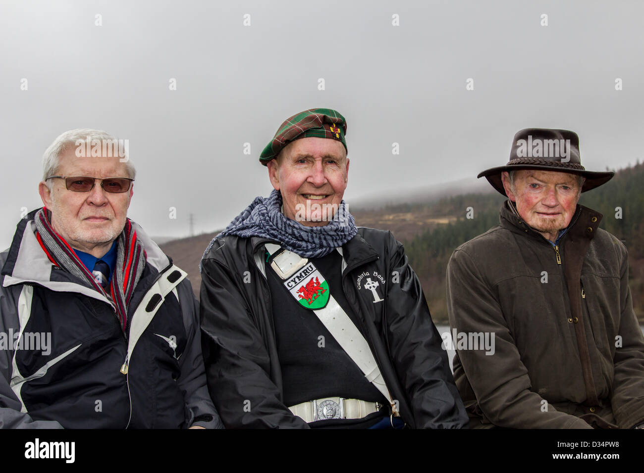 Tryweryn, Wales, Regno Unito. 9 febbraio 2013. È stato un rally tenutasi il Tryweryn diga per commemorare i 50 anni da quando una bomba è esplosa sulla sito dai contestatori. Nella foto sono David Walters, che hanno effettuato sabbotage presso il sito di costruzione, John Jenkins, membro del MAC e che era stato imprigionato per altri attentati di gallese e Williams Owain, uno degli originali Tryweryn bombardieri. Credito: atgof.co / Alamy Live News Foto Stock