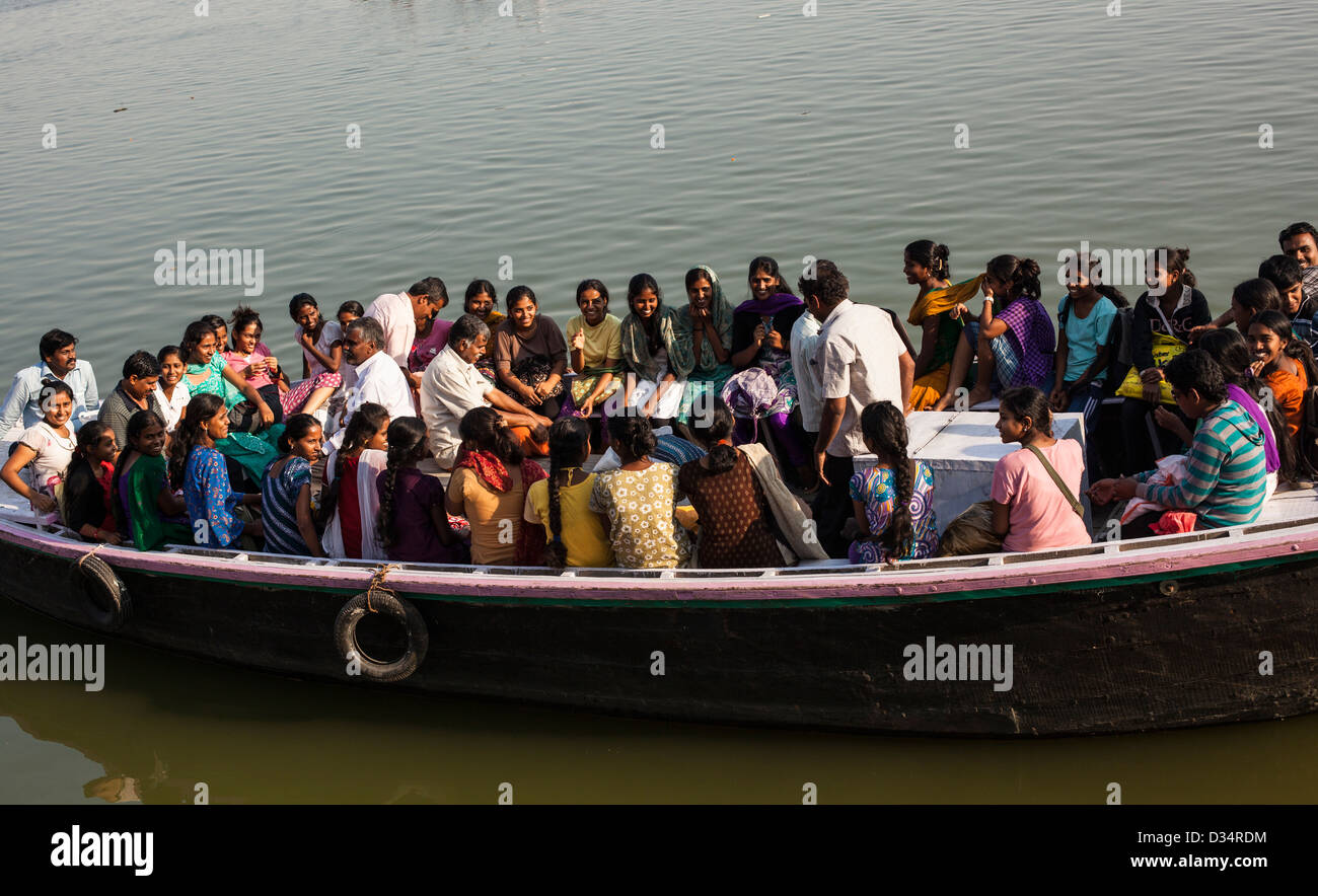 Boat full people varanasi india immagini e fotografie stock ad alta  risoluzione - Alamy