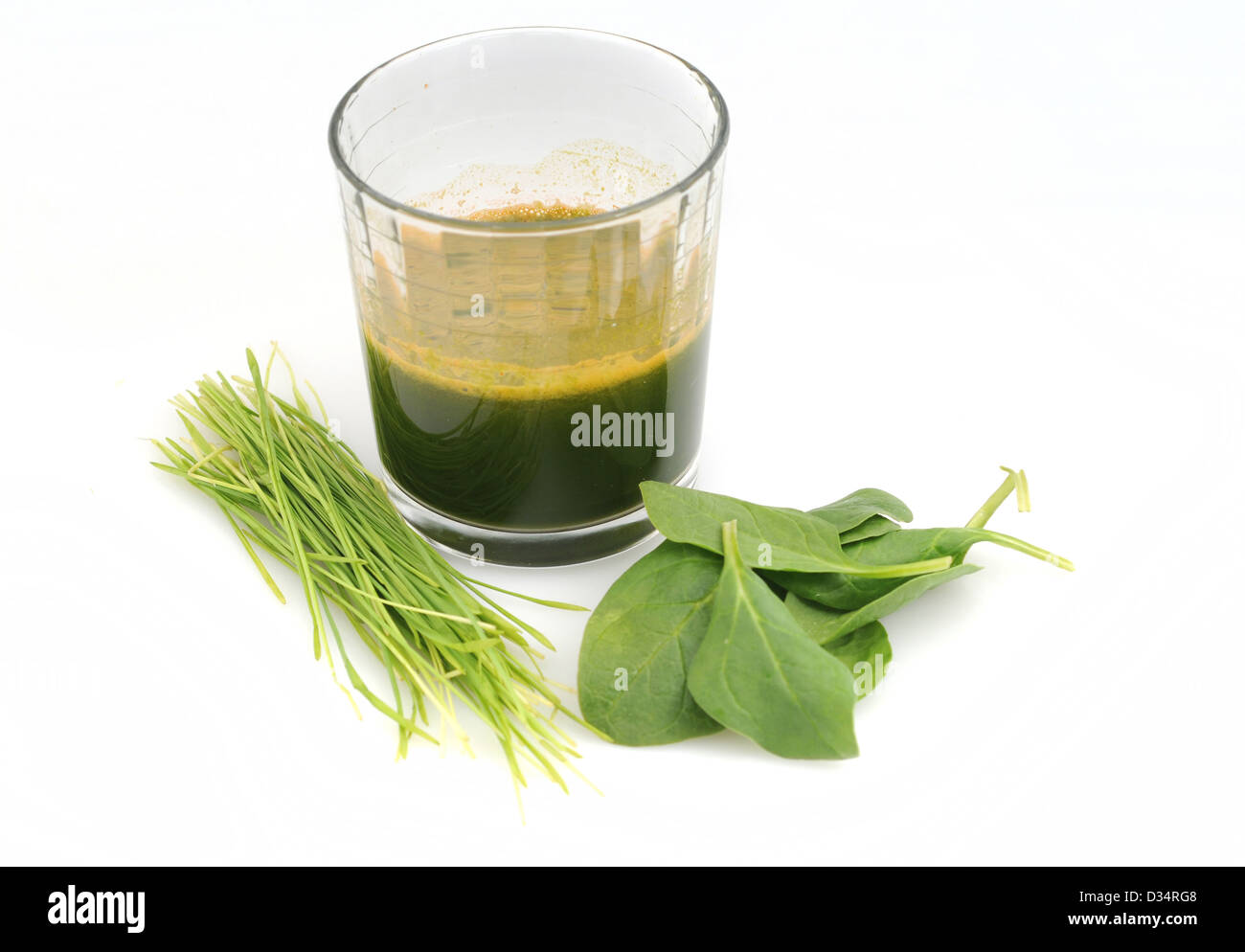 Un sano succo verde o una bevanda fatta con spinaci e erba di frumento Foto Stock