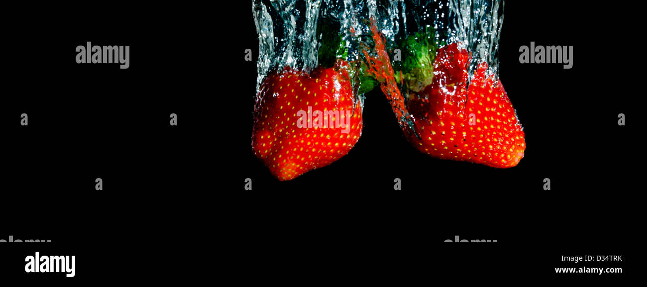 Le fragole di schizzi in acqua. Foto Stock