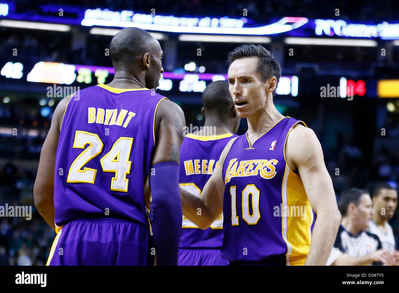 07.02.2013. Boston, Massachusetts Los Angeles Lakers point guard Steve Nash (10) è visto accanto a Los Angeles Lakers guardia di tiro Kobe Bryant (24) durante la Boston Celtics 116-95 vittoria sui Los Angeles Lakers al TD Garden, Boston, Massachusetts, USA. Foto Stock