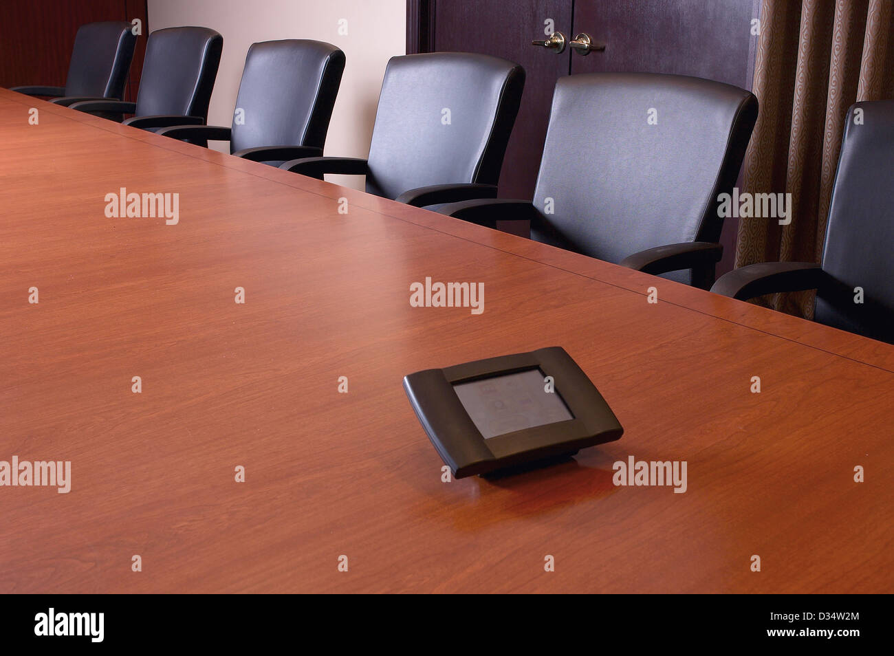 Conferenza vuota Camera con telefono nel centro del tavolo Foto Stock