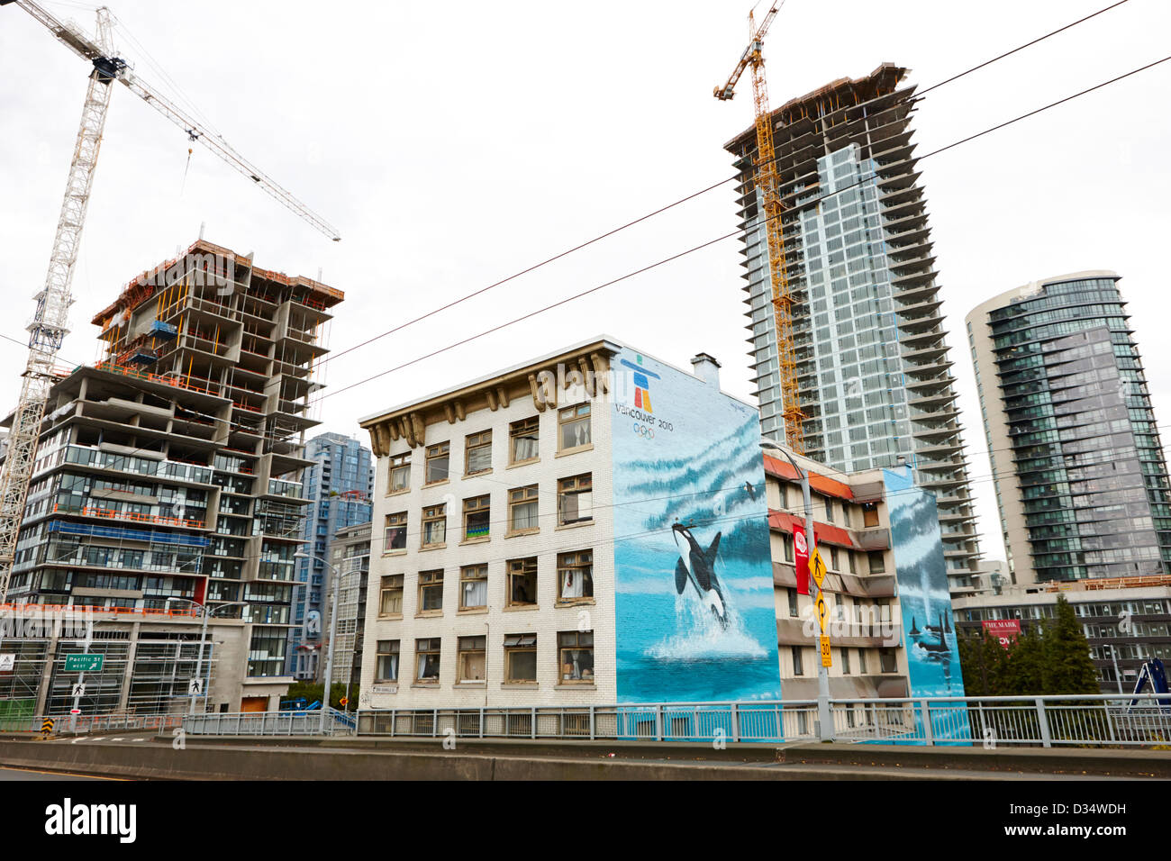 Wyland orcas murale sulla vecchia continental hotel nella parte anteriore del marchio nuovo progetto condominio a Granville Street yaletown Vancouver BC Canada Foto Stock