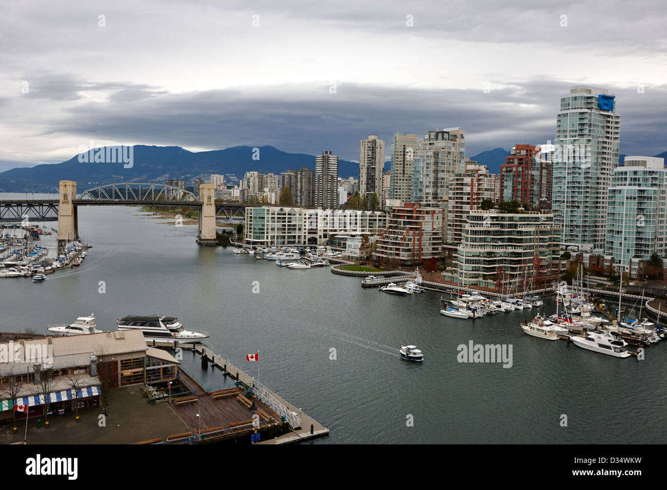 False Creek waterfront e burrard street bridge Vancouver BC Canada Foto Stock