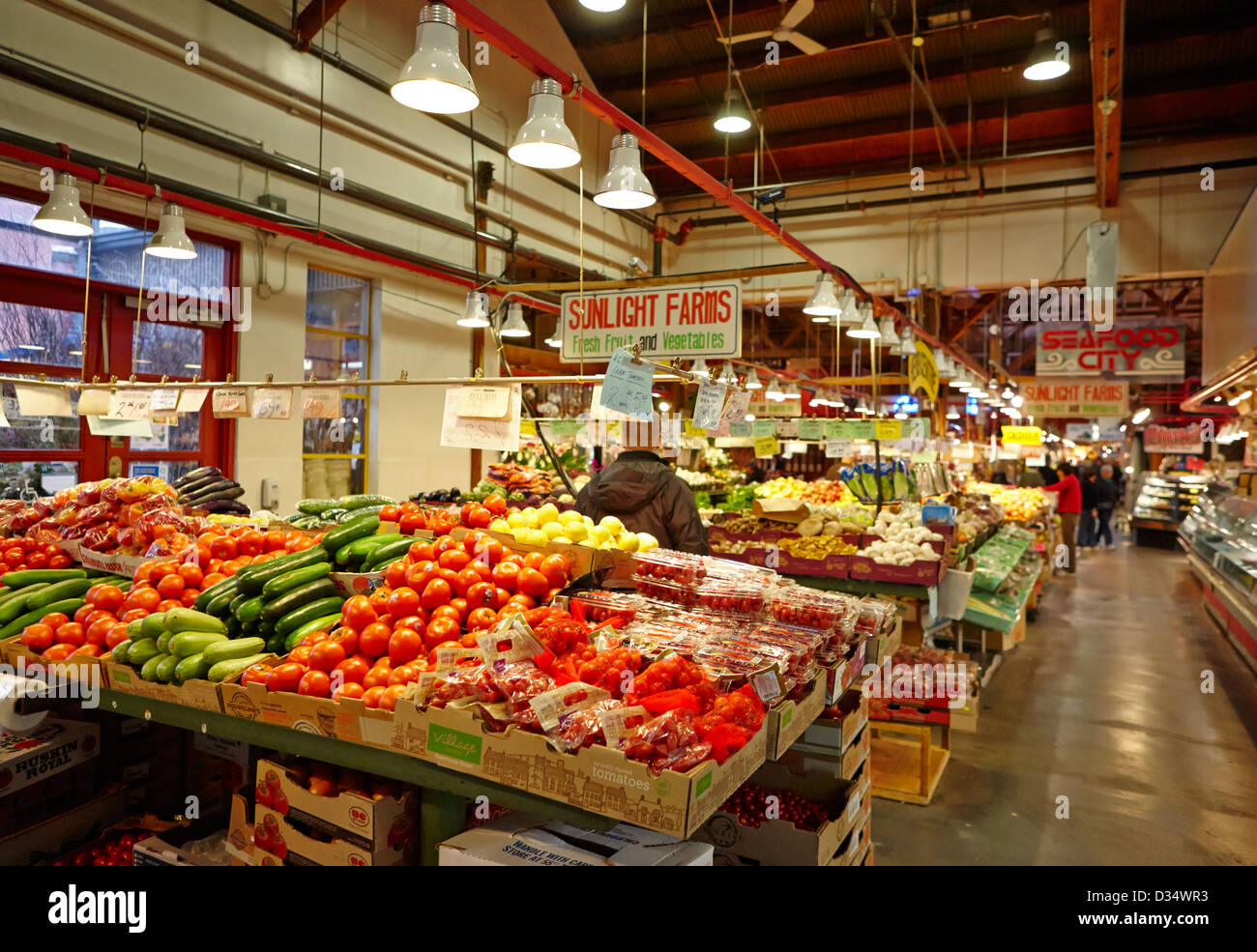 Frutta fresca e verdura bancarelle all'interno di Granville Island il mercato pubblico Vancouver BC Canada Foto Stock