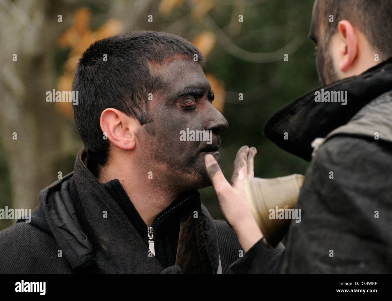 La maschera nera di "' Turpos di Orotelli, la Barbagia, carnevale di Sardegna, Italia Foto Stock