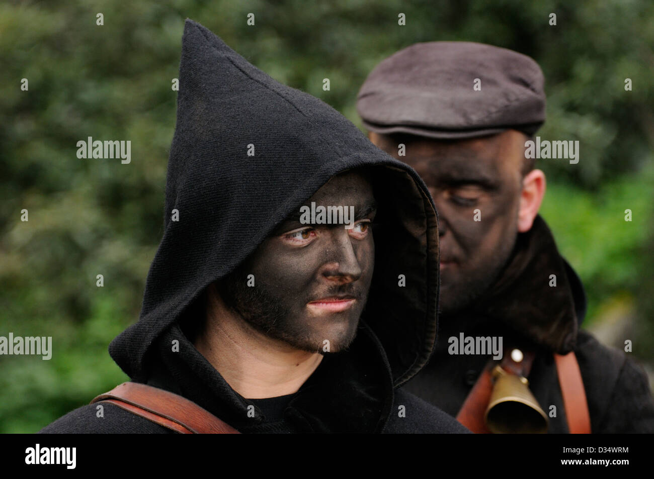 La maschera nera di "' Turpos di Orotelli, la Barbagia, carnevale di Sardegna, Italia Foto Stock