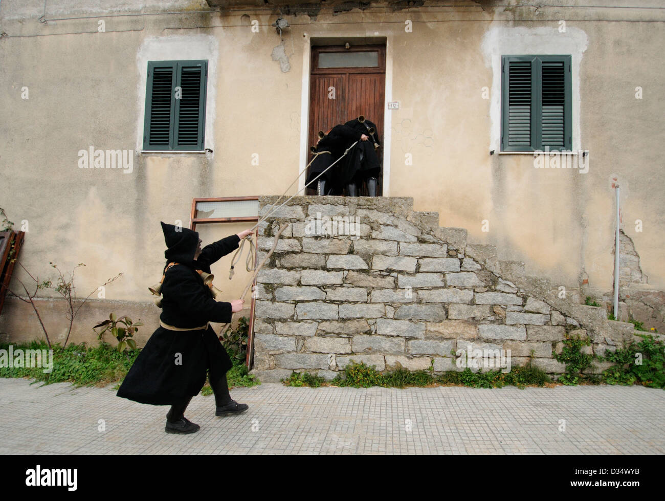 La maschera nera di "' Turpos di Orotelli, la Barbagia, carnevale di Sardegna, Italia Foto Stock