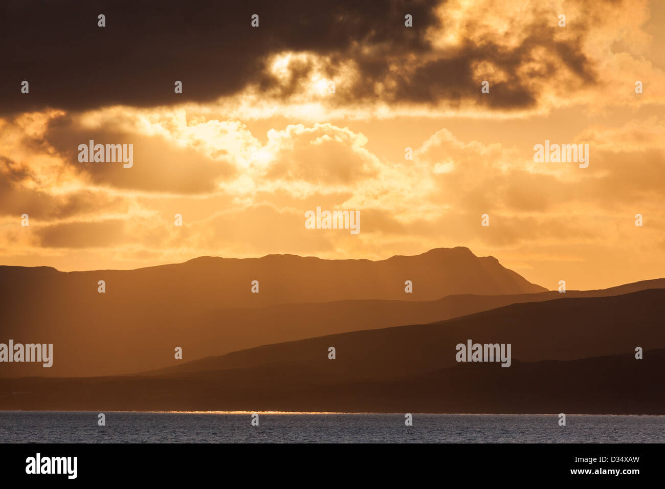 Drammatica ridgelines catturata nel novembre del tramonto su Islay, Scotland, Regno Unito Foto Stock