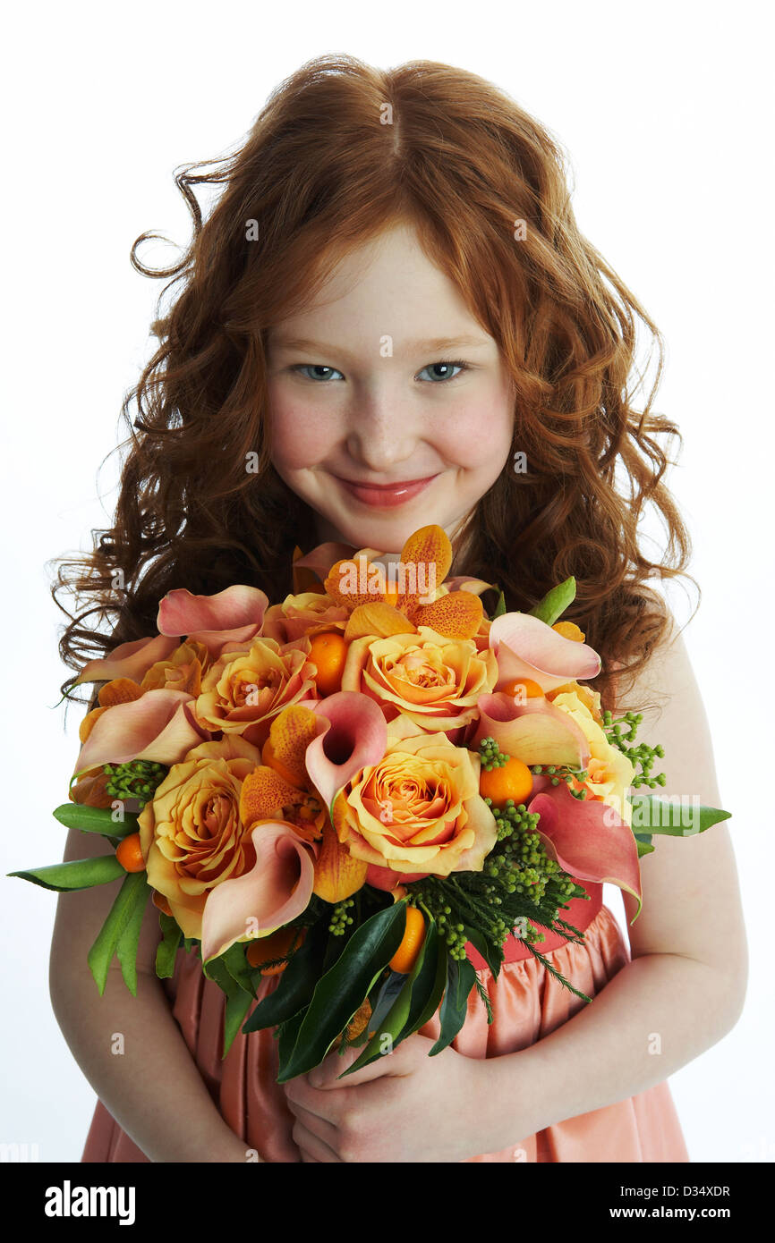 8 anno vecchia ragazza holding bouquet nuziale Foto Stock