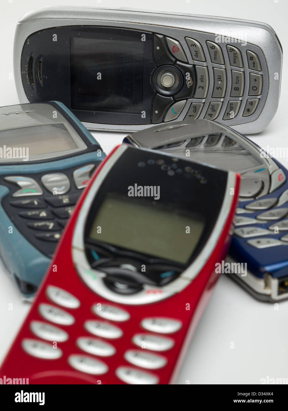 Messa a fuoco selettiva di un mucchio di vecchi telefoni cellulari Foto Stock