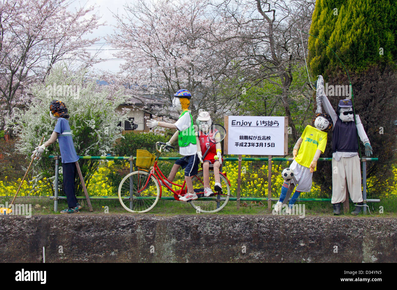 Studente di scuola superiore arte su una piattaforma di Kazusatsurumai Stazione ferroviaria Chiba GIAPPONE Foto Stock