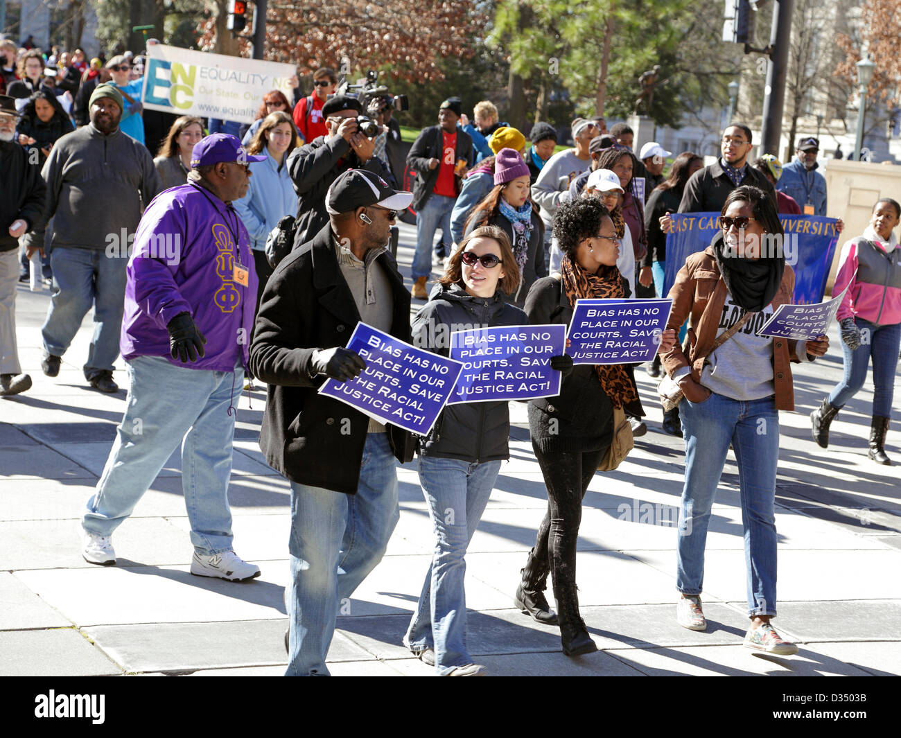 Raleigh, North Carolina; USA; Febbraio 9; 2013: Settimo "Storico migliaia su Jones Street' (HKonJ7) dimostrazione. Le persone in primo piano sta portando cartelli con "polarizzazione non ha luogo nei nostri tribunali. Salvare la razza giustizia agire!" Foto Stock