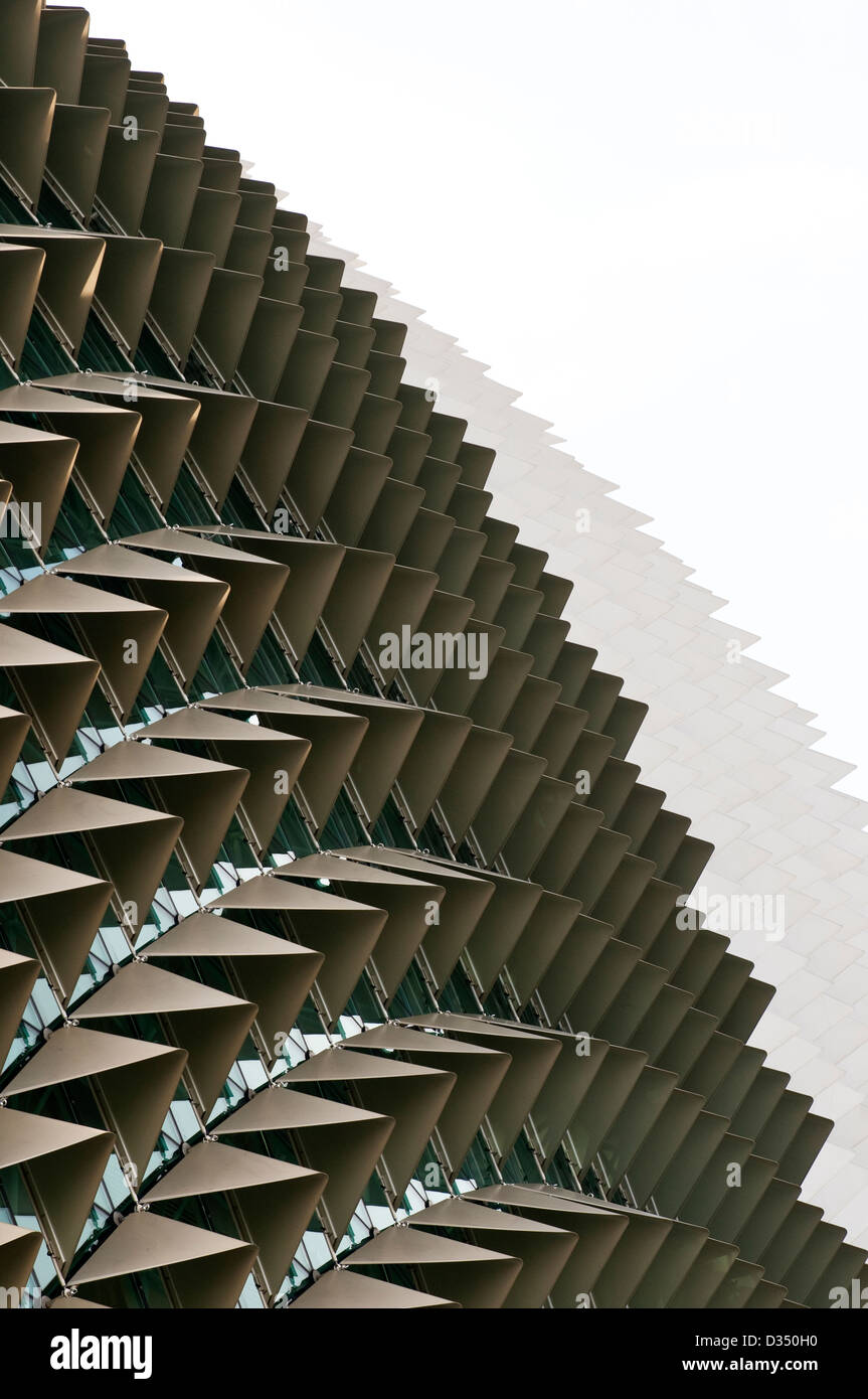 Alluminio parasole pannelli di controllo sul tetto dell'Esplanade teatri sulla baia di Marina Bay, Singapore Foto Stock