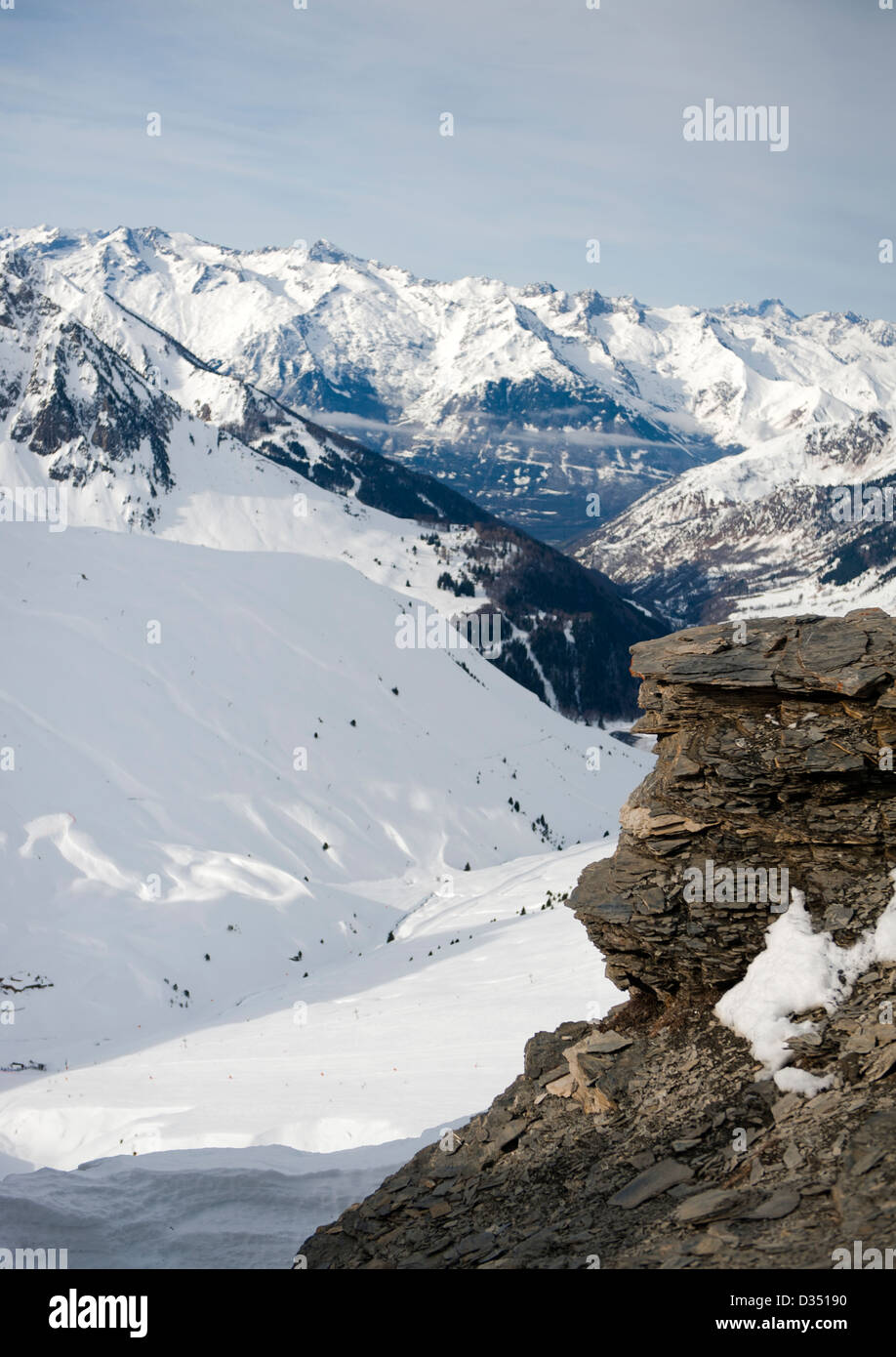 Vista dalla stazione a monte del Tournaboub seggiovia verso la valle di Barèges, Grand Tourmalet, Pirenei francesi Foto Stock