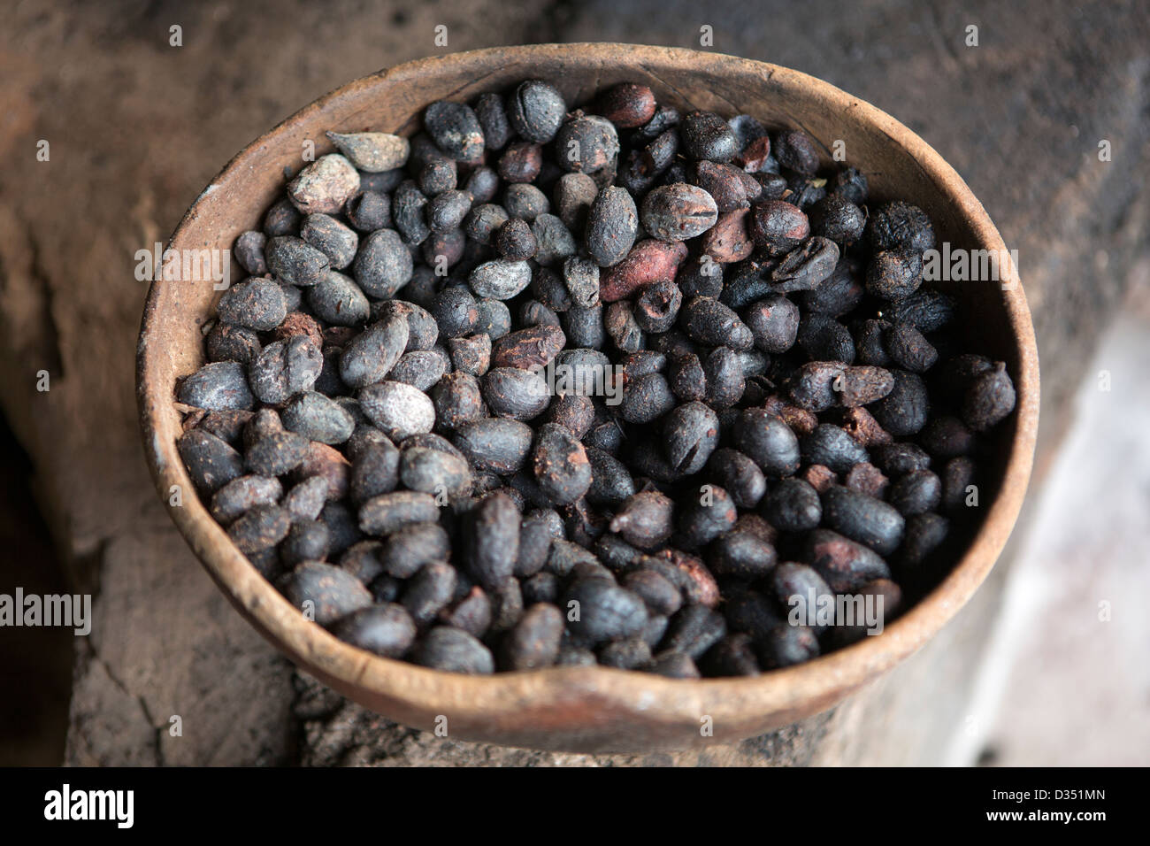 Reo, Burkina Faso, Maggio 2012: CDN trasformazione di burro di karité. Foto Stock