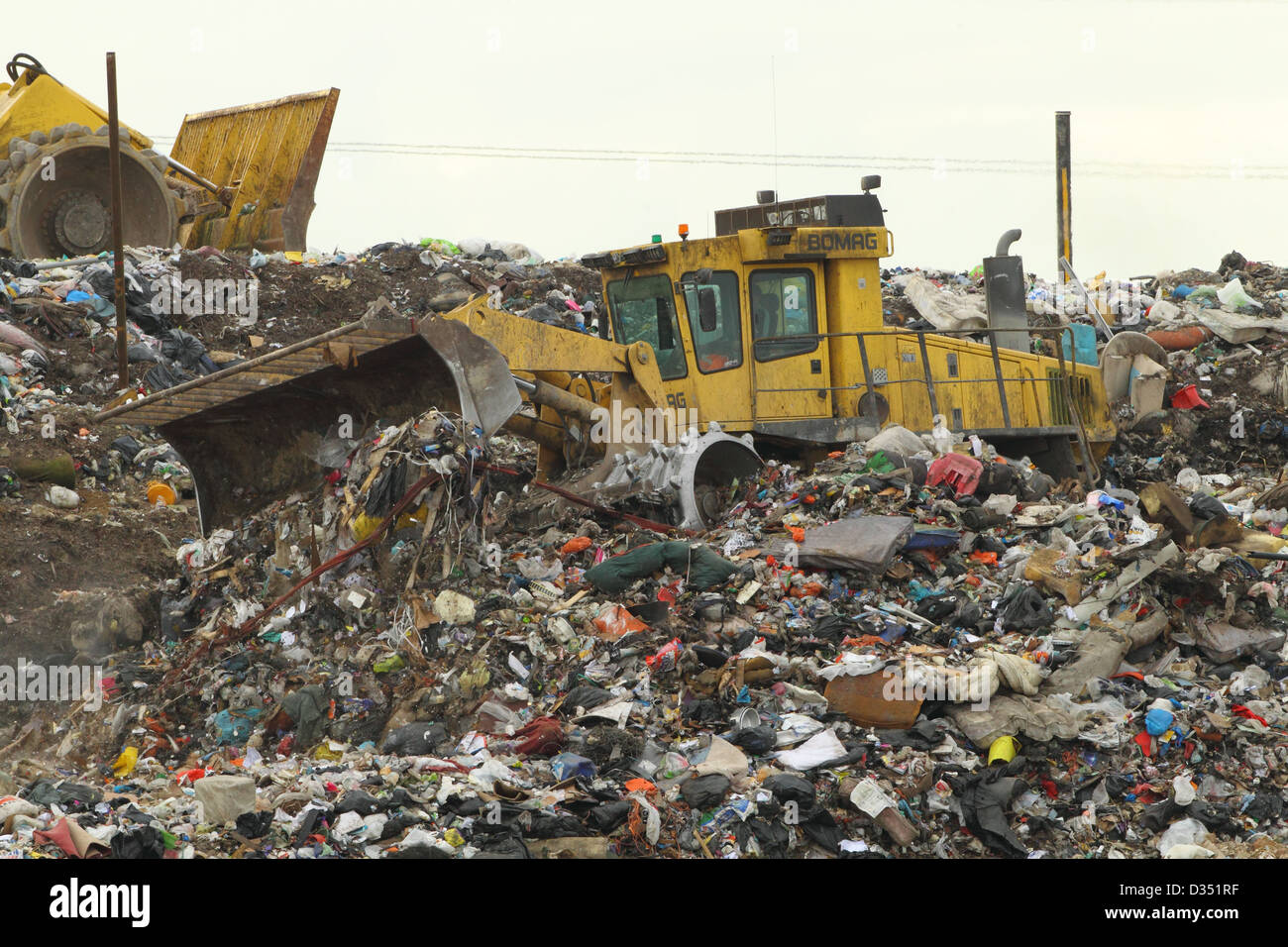 Il trattore su una discarica, Dorset UK Febbraio Foto Stock