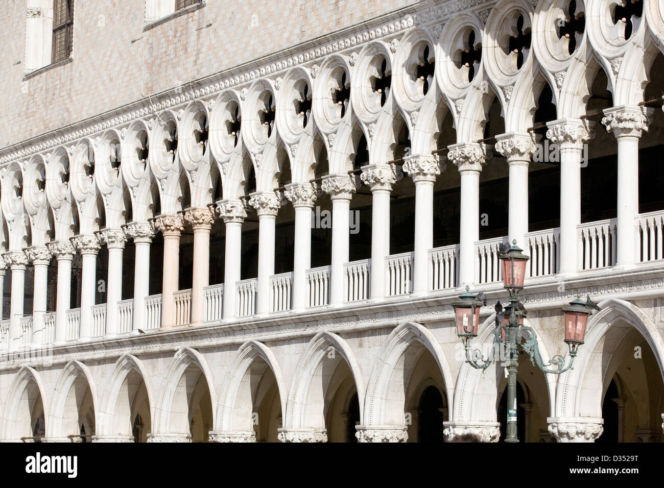 Vista di Piazza San Marco la facciata ovest del la basilica di San Marco Foto Stock