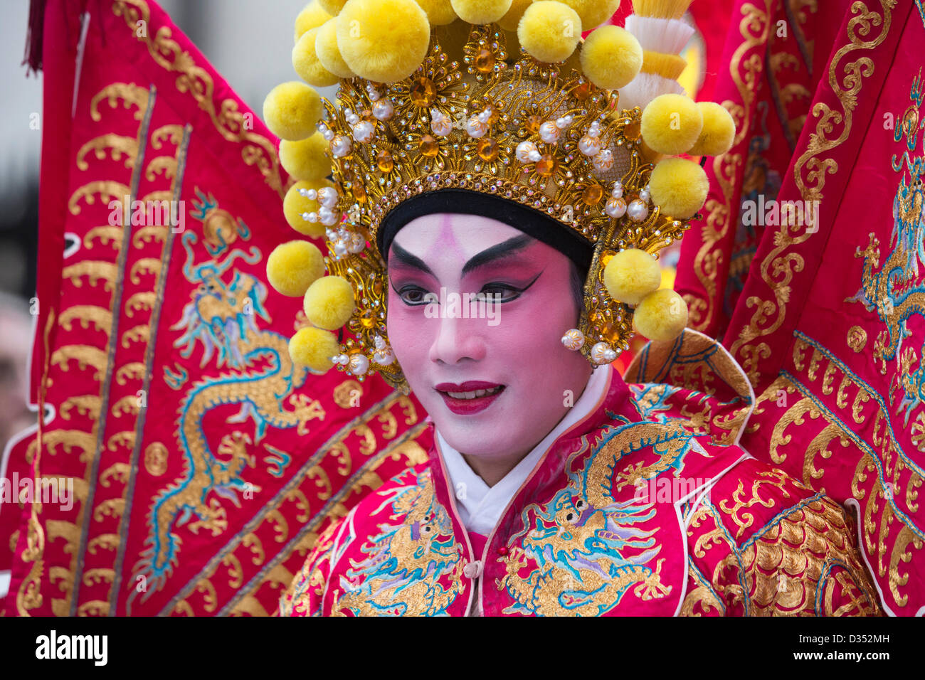 Domenica, 10 febbraio 2013, Londra, Regno Unito. Londra segna "l'Anno del serpente' con il più grande Capodanno cinese al di fuori della Cina. I partecipanti al nuovo anno cinese parade di Charing Cross Road, Chinatown. Caratteri in cinese tradizionale costumi. Foto: Nick Savage/Alamy Live News Foto Stock