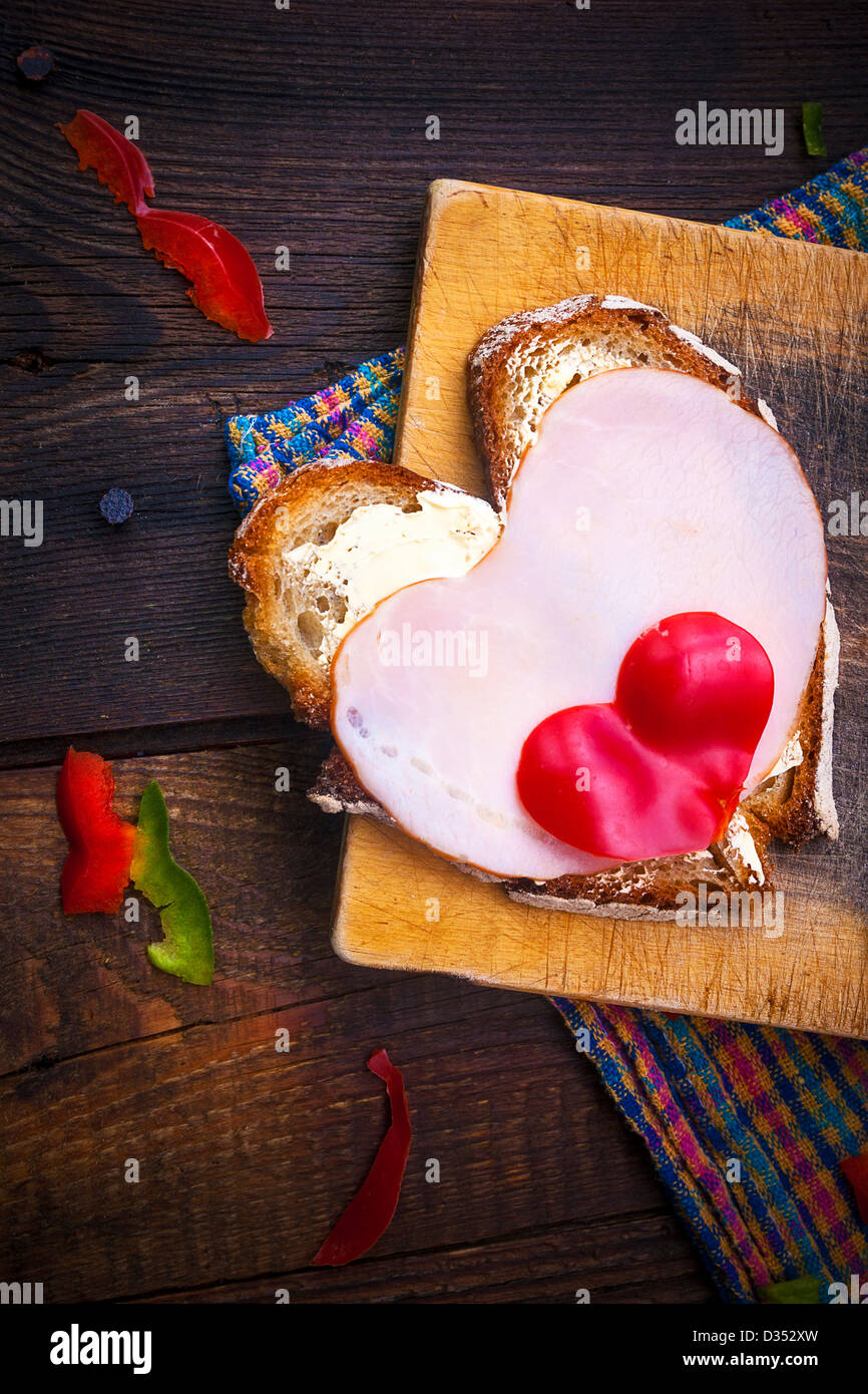 Immagine dalla cucina creativa serie: cuori panino a bordo Foto Stock