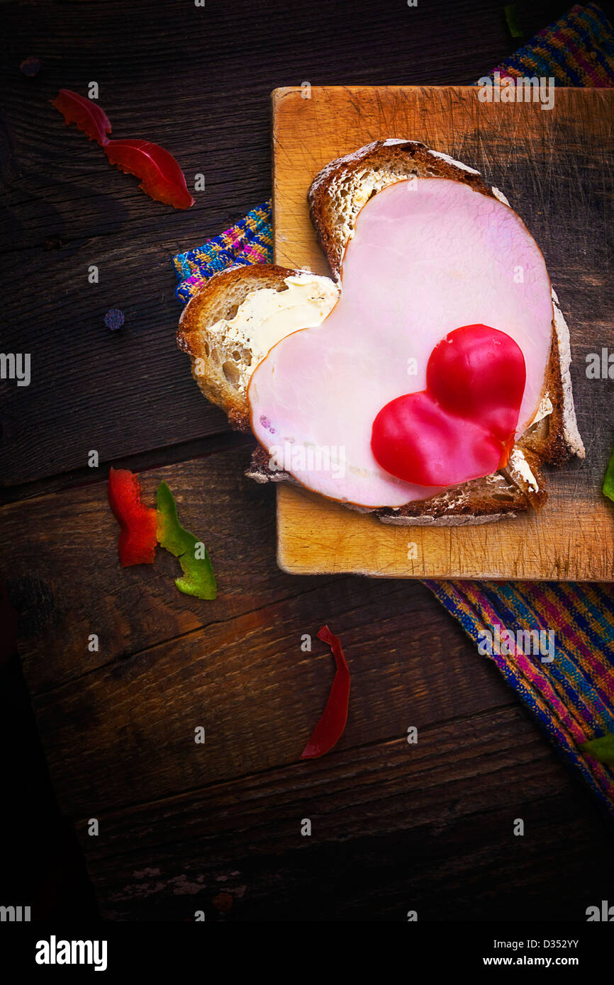 Immagine dalla cucina creativa serie: cuori panino a bordo Foto Stock