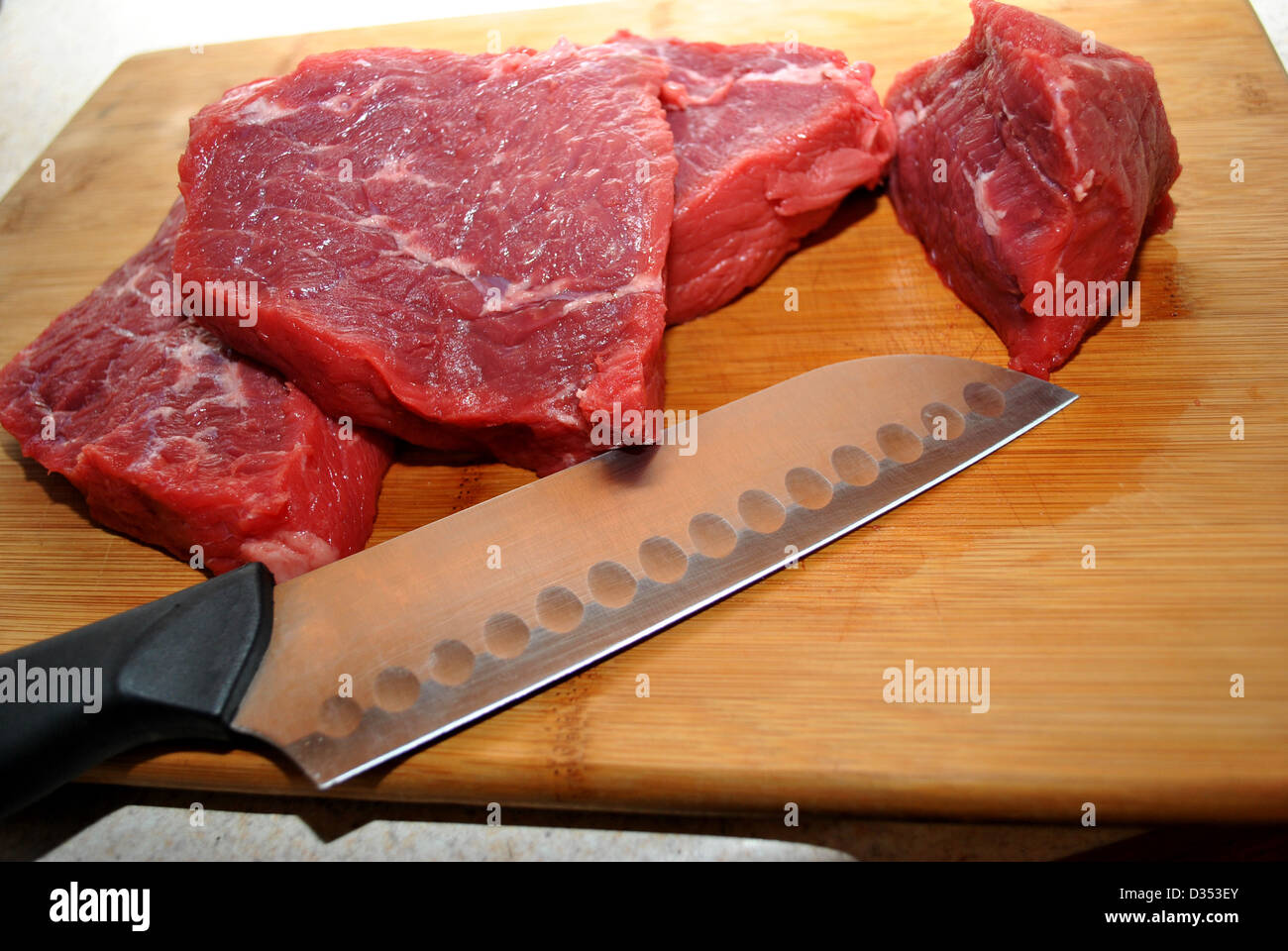 Bistecche di carne a fette con un coltello Foto Stock