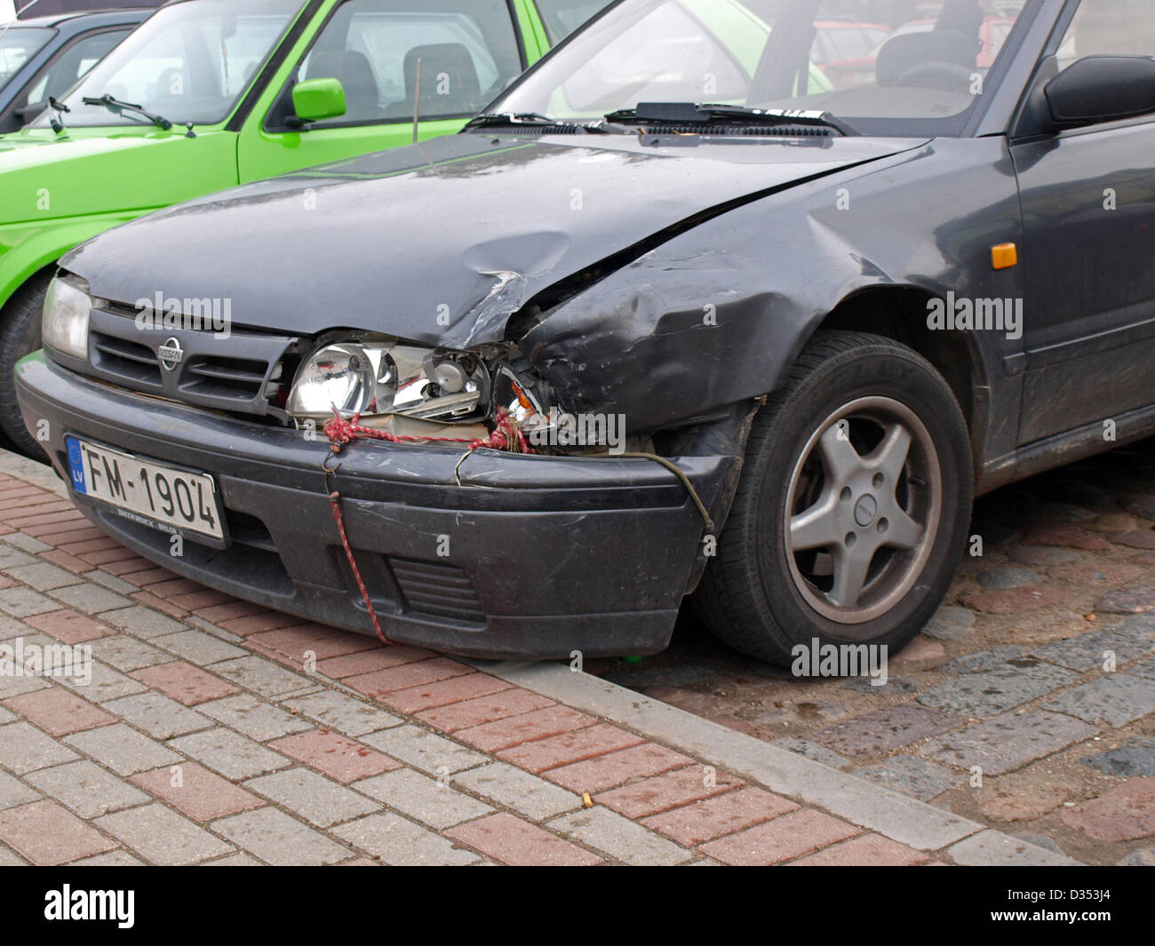 Auto dopo incidente stradale, danneggiato , su parcheggio Foto Stock