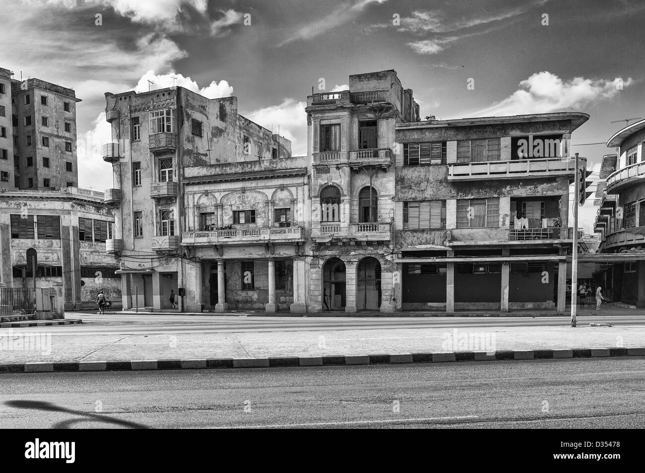 Edifici in Città dell Avana, Cuba che sono nella necessità di aggiornamento e sono costantemente riparati. Foto Stock