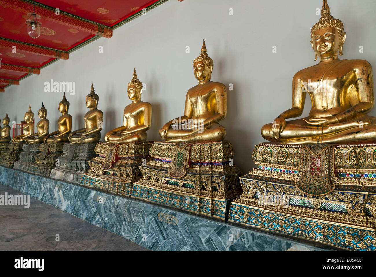 Fila di statue di Buddha a Wat Pho Bangkok Foto Stock