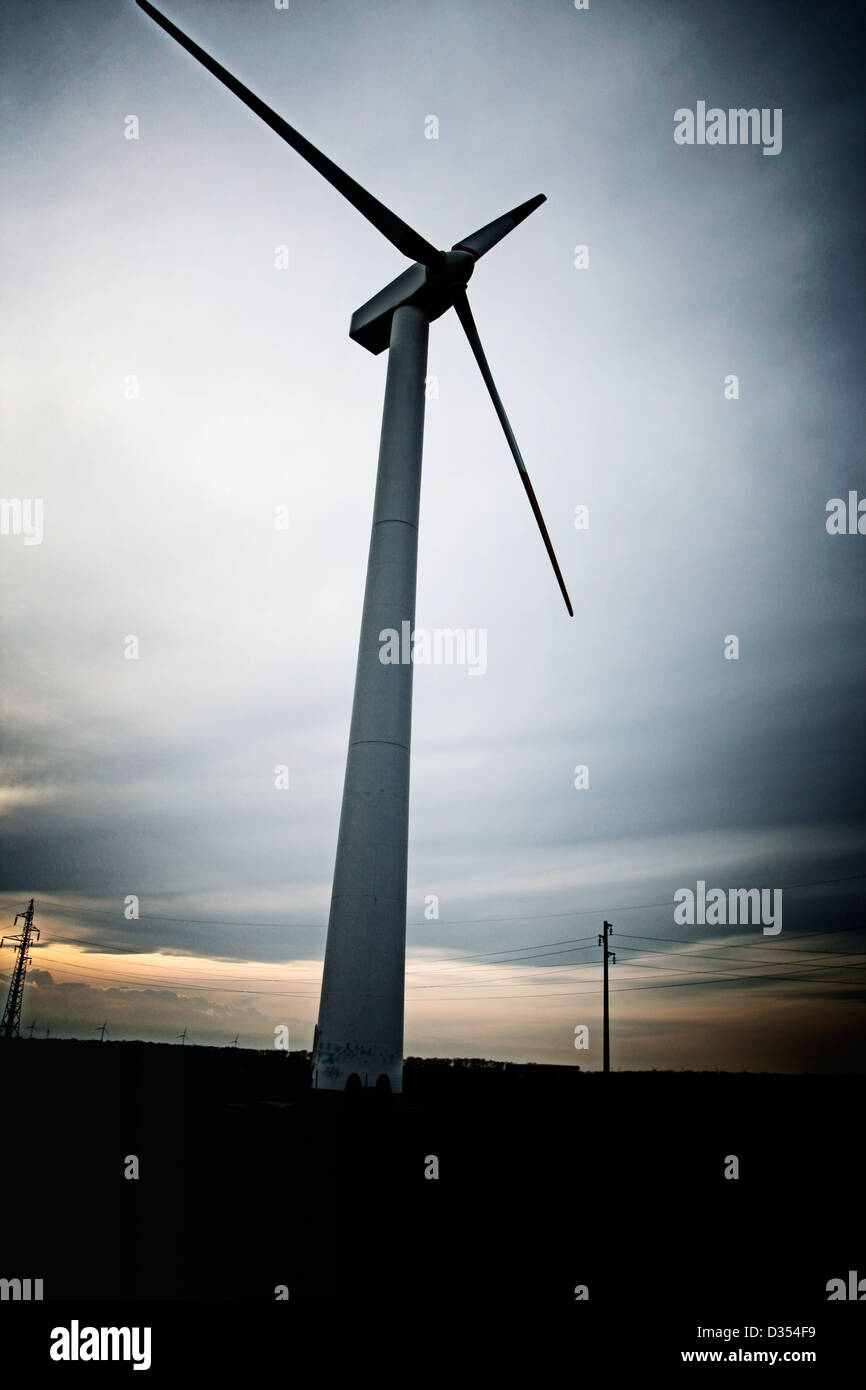 Le turbine eoliche al tramonto. Foto Stock