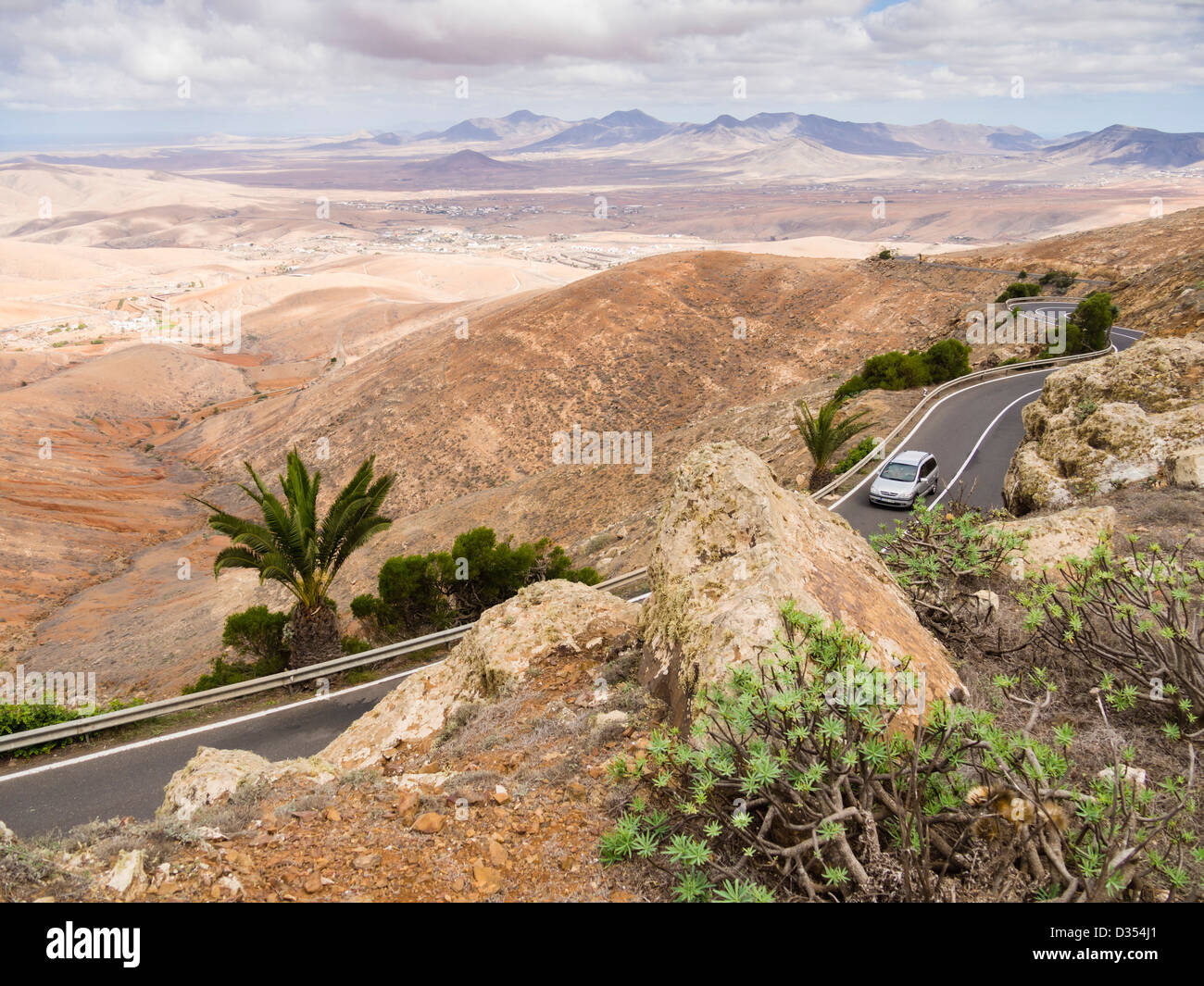Fuerteventura: una vista dal monte Mirador de Morro Velosa attraverso la strada di montagna FV-30 giù per la valle. Foto Stock