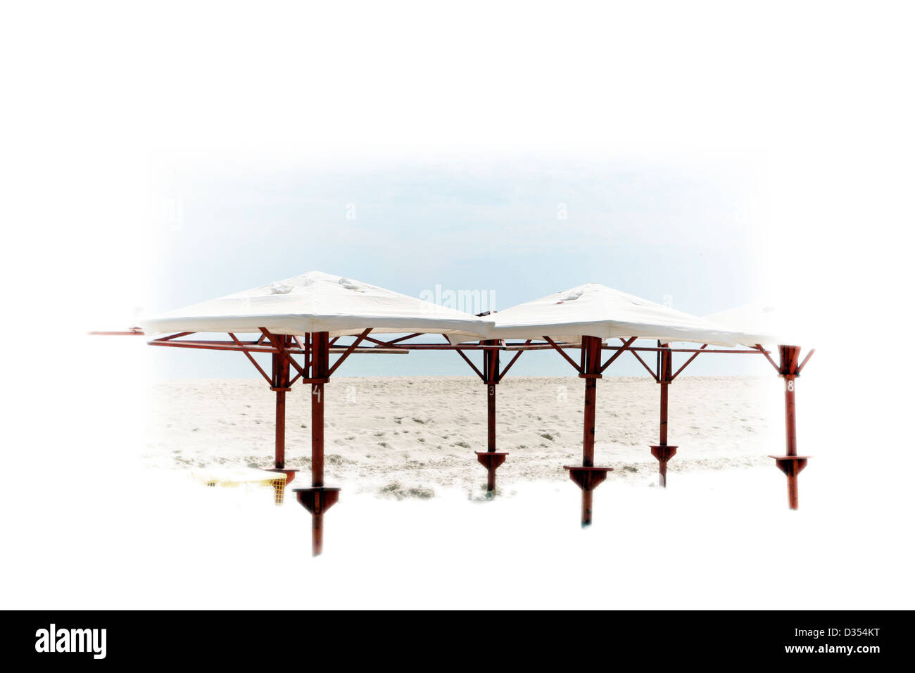 Bianchi ombrelloni sulla spiaggia. Foto Stock